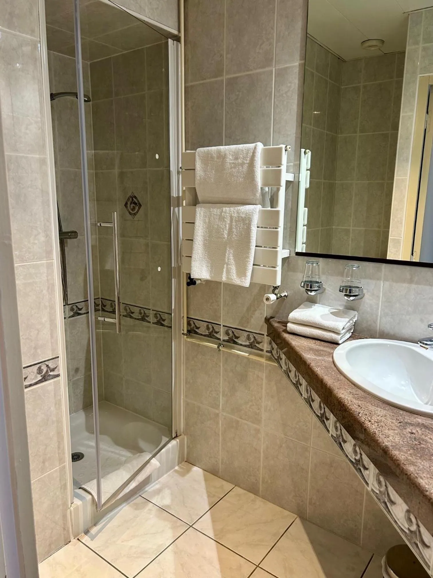 Bathroom in Cit'Hotel le Challonge