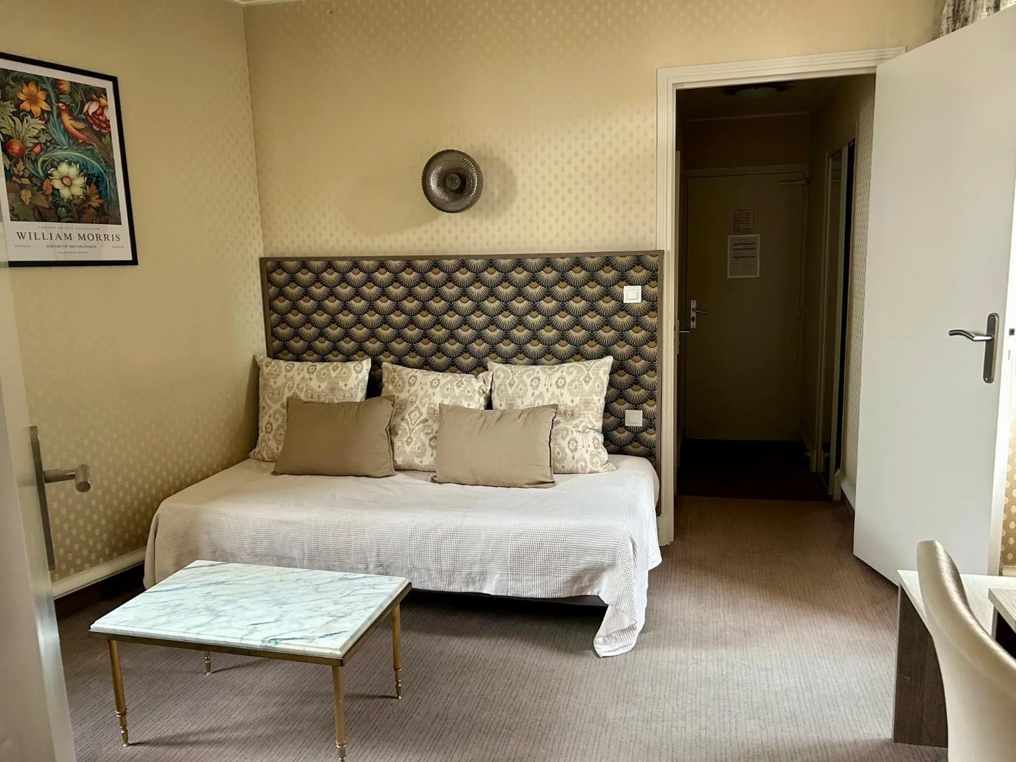 Bedroom, Bed in Cit'Hotel le Challonge