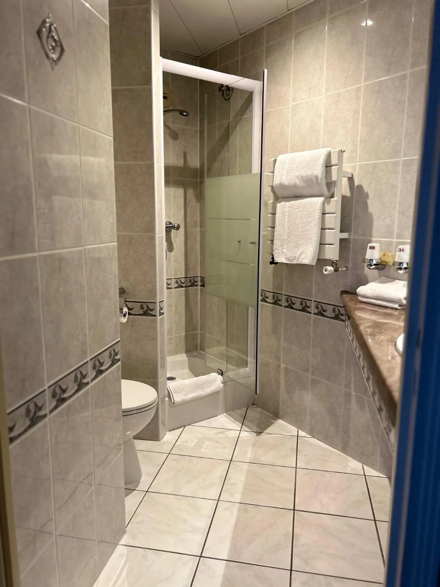 Bathroom in Cit'Hotel le Challonge