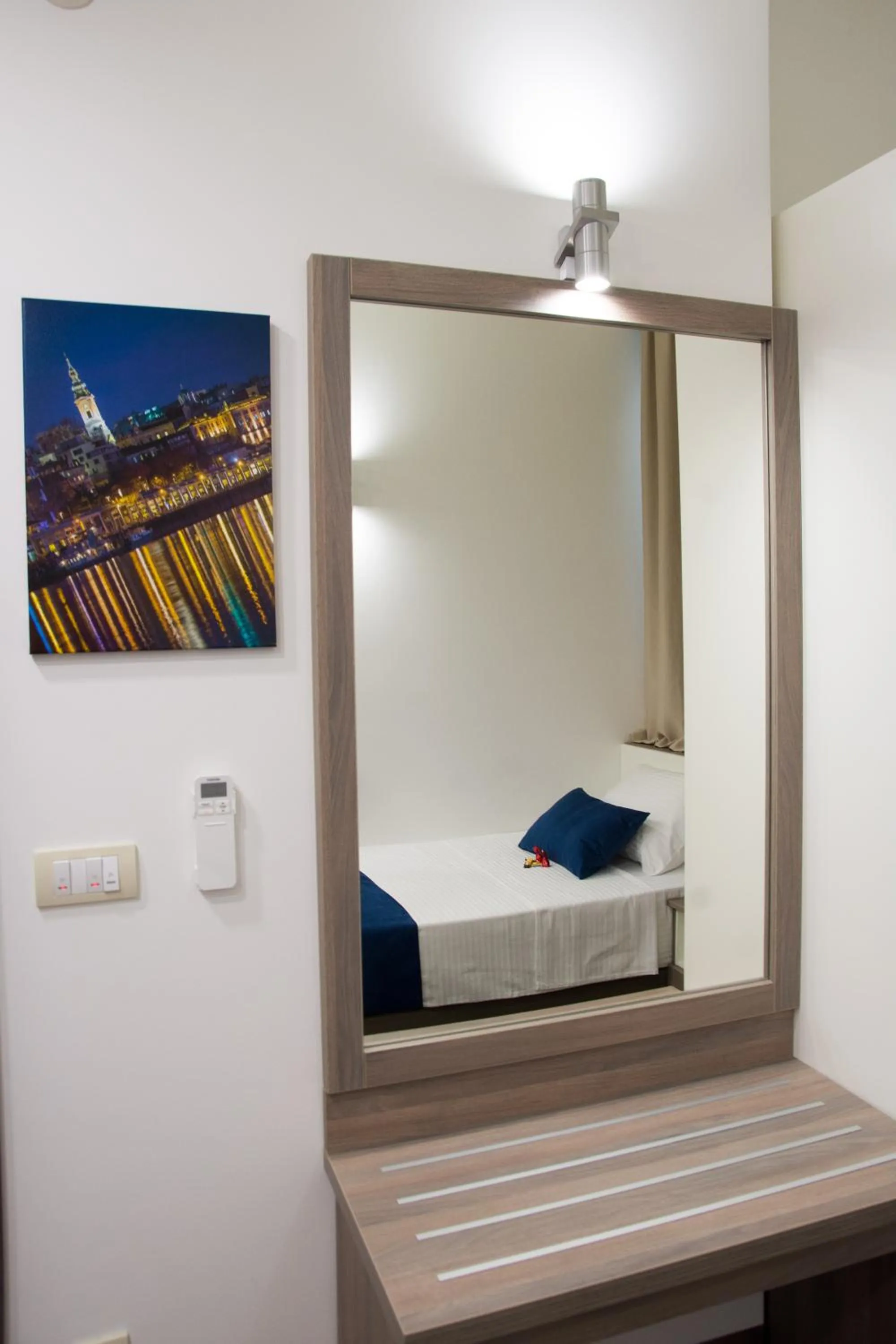 Photo of the whole room, Bed in Omia