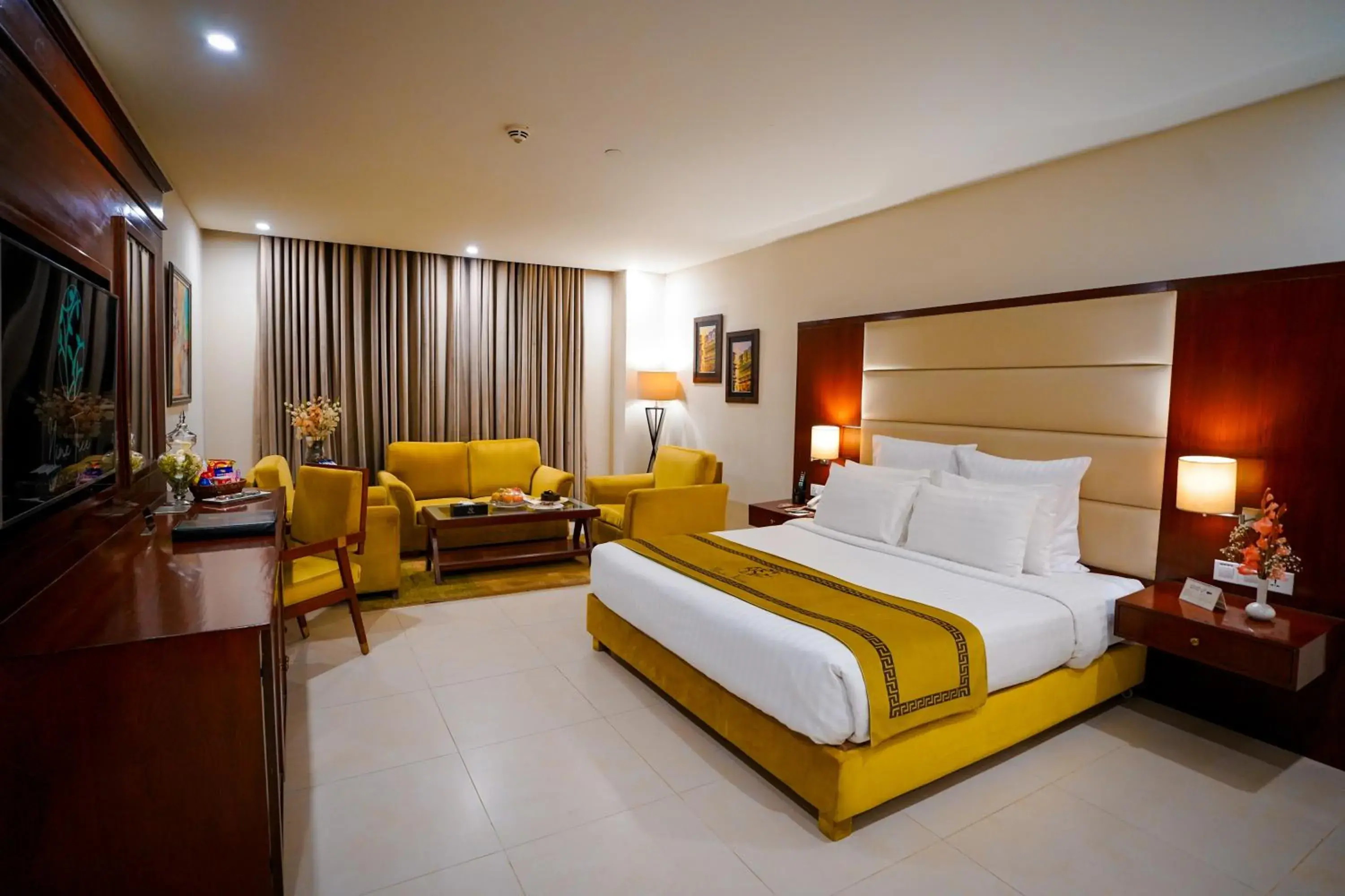 Deluxe King Room in Nine Tree Luxury Hotel & Suites Lahore Deluxe King Room in Nine Tree Luxury Hotel & Suites Lahore