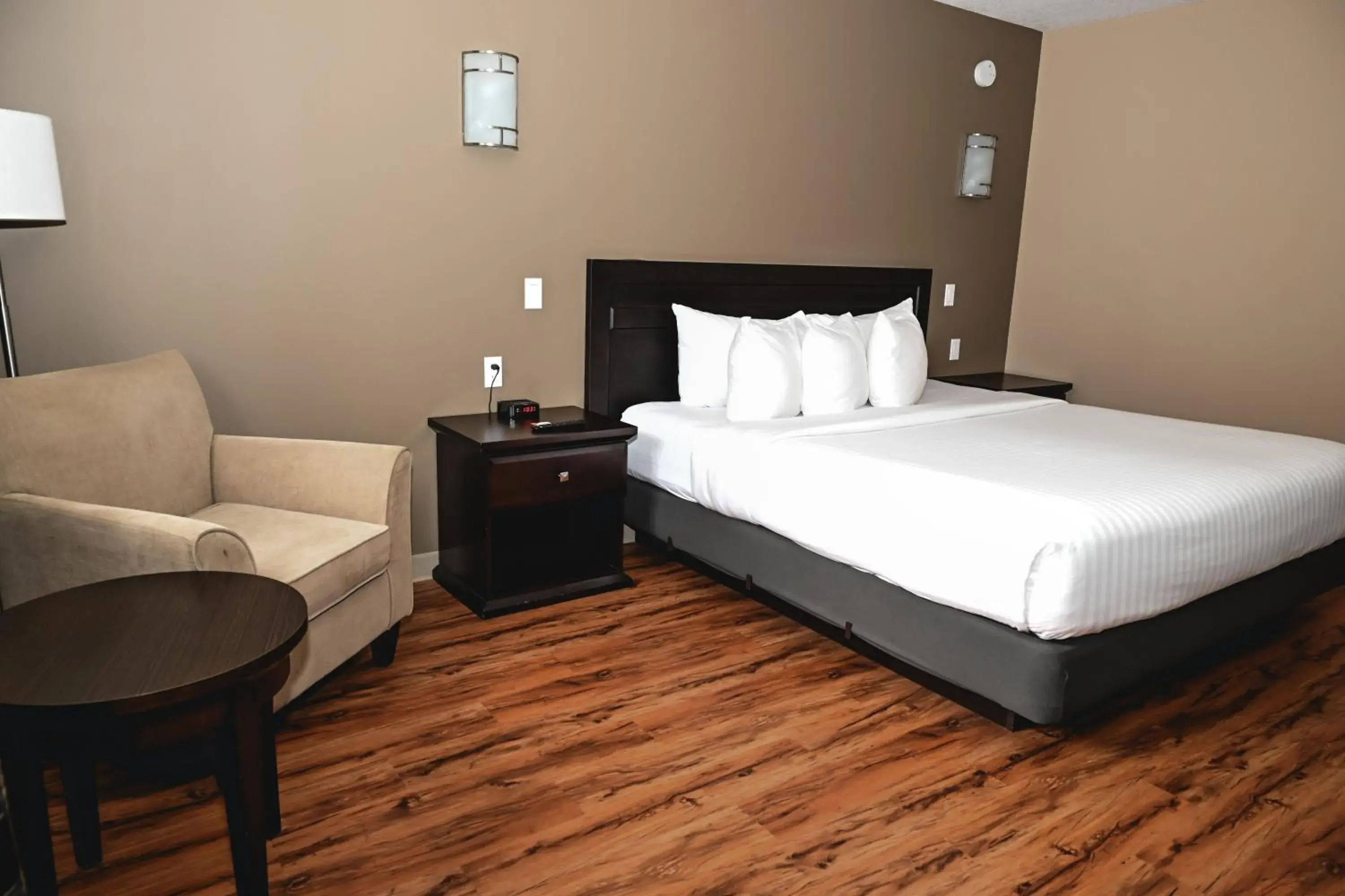 Standard King Room in Quality Hotel & Conference Centre Standard King Room in Quality Hotel & Conference Centre