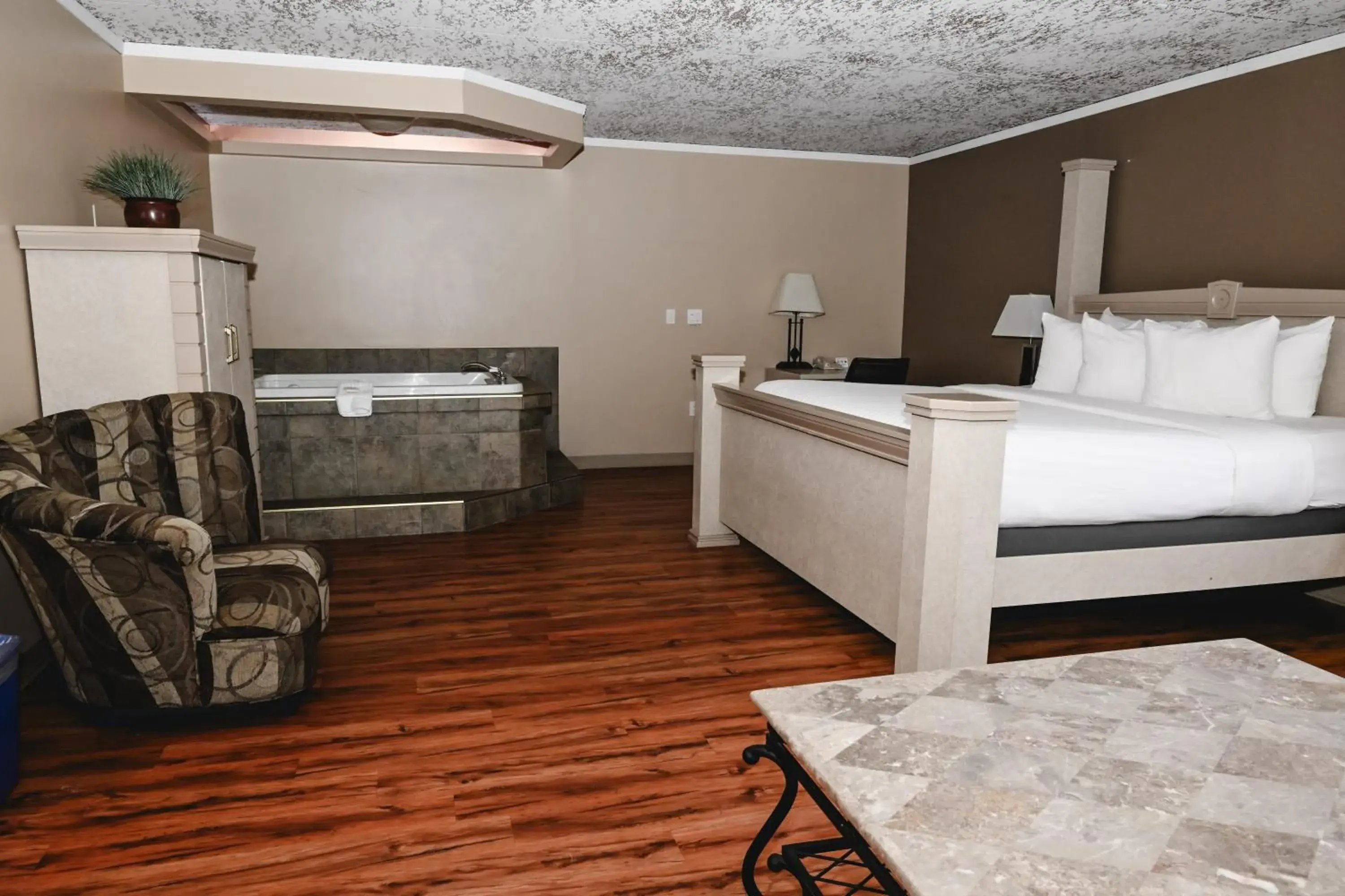 King Suite with Whirlpool - Non-smoking in Quality Hotel & Conference Centre King Suite with Whirlpool - Non-smoking in Quality Hotel & Conference Centre