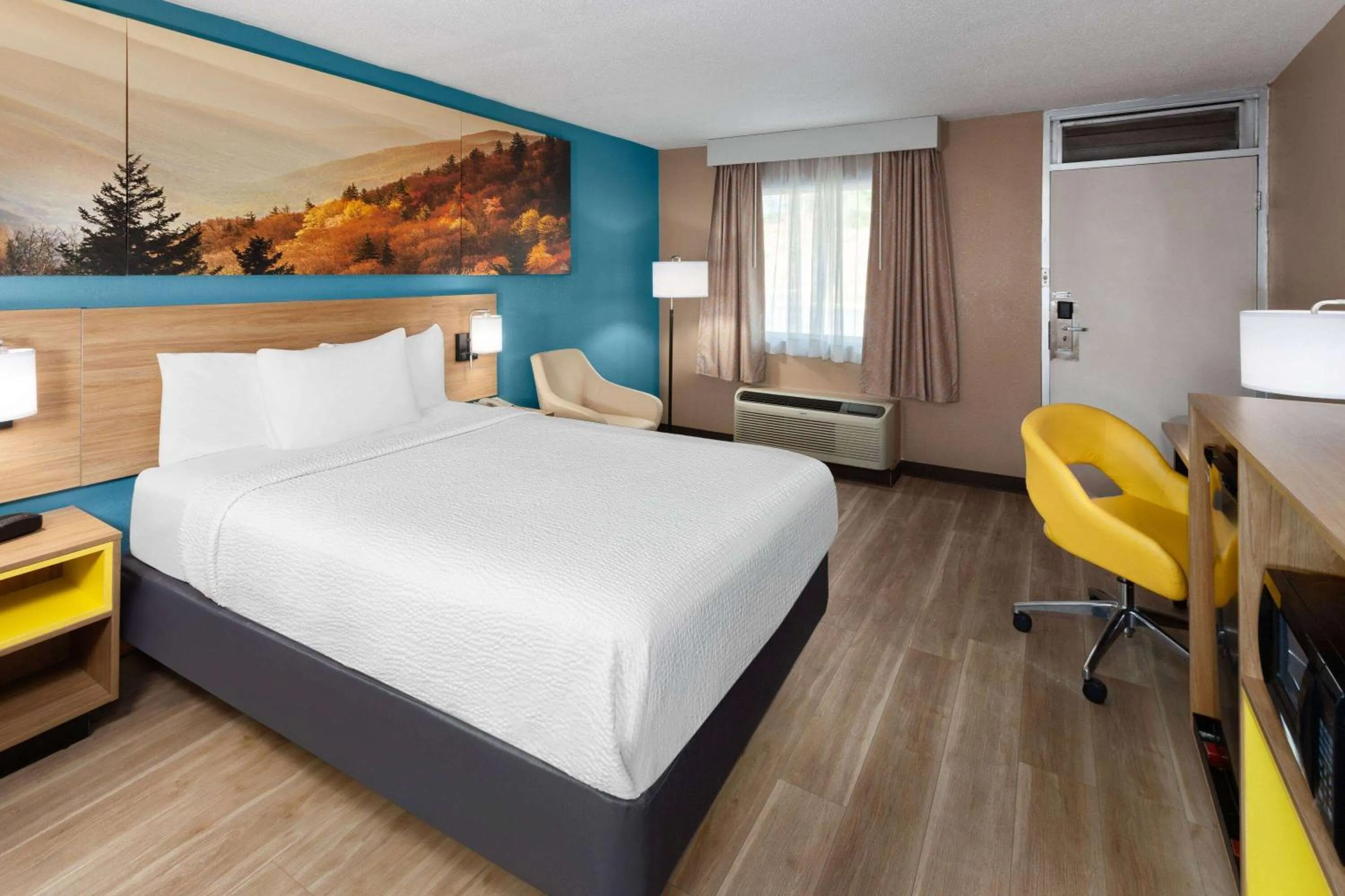 Photo of the whole room, Bed in Days Inn by Wyndham Shelby