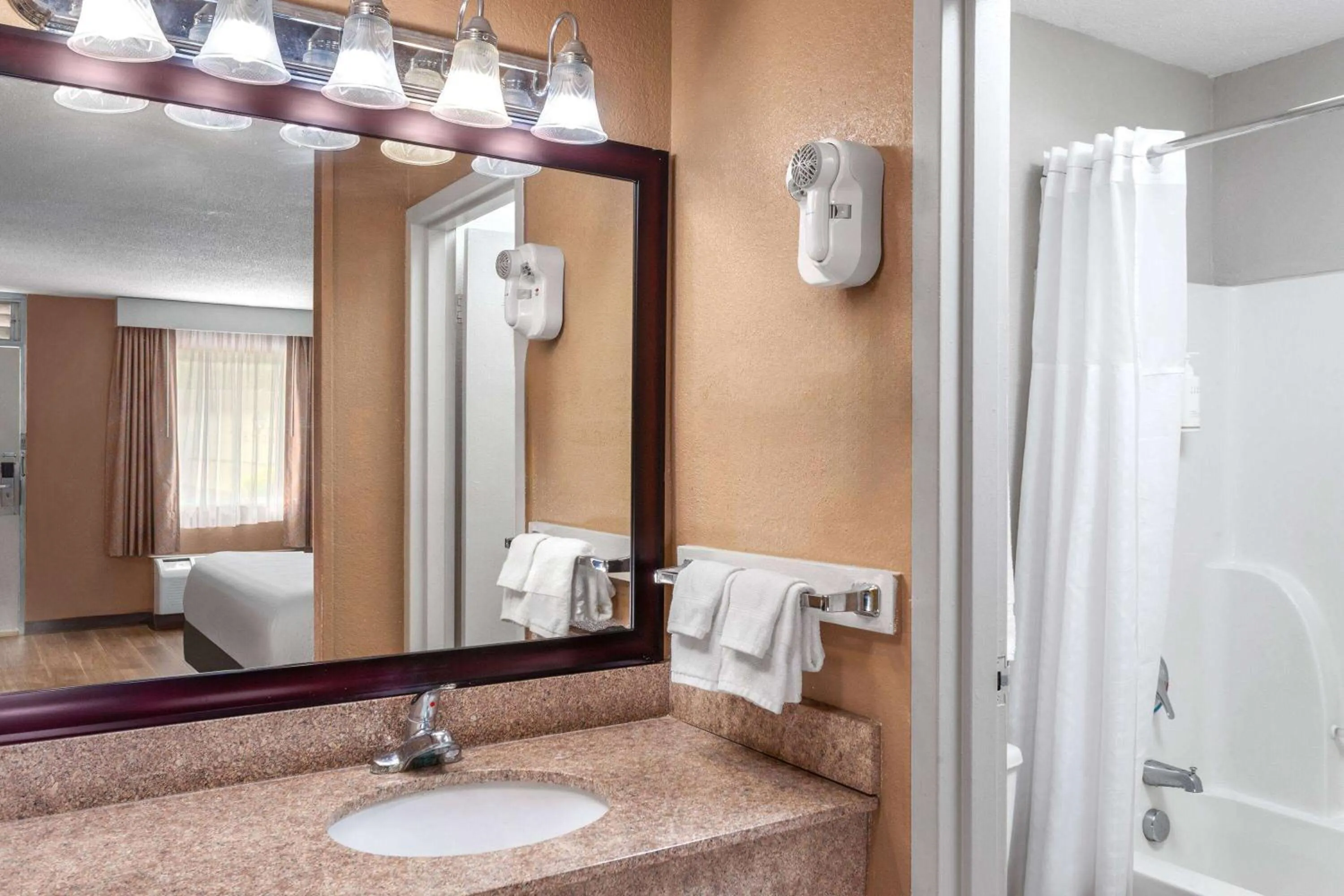 TV and multimedia in Days Inn by Wyndham Shelby