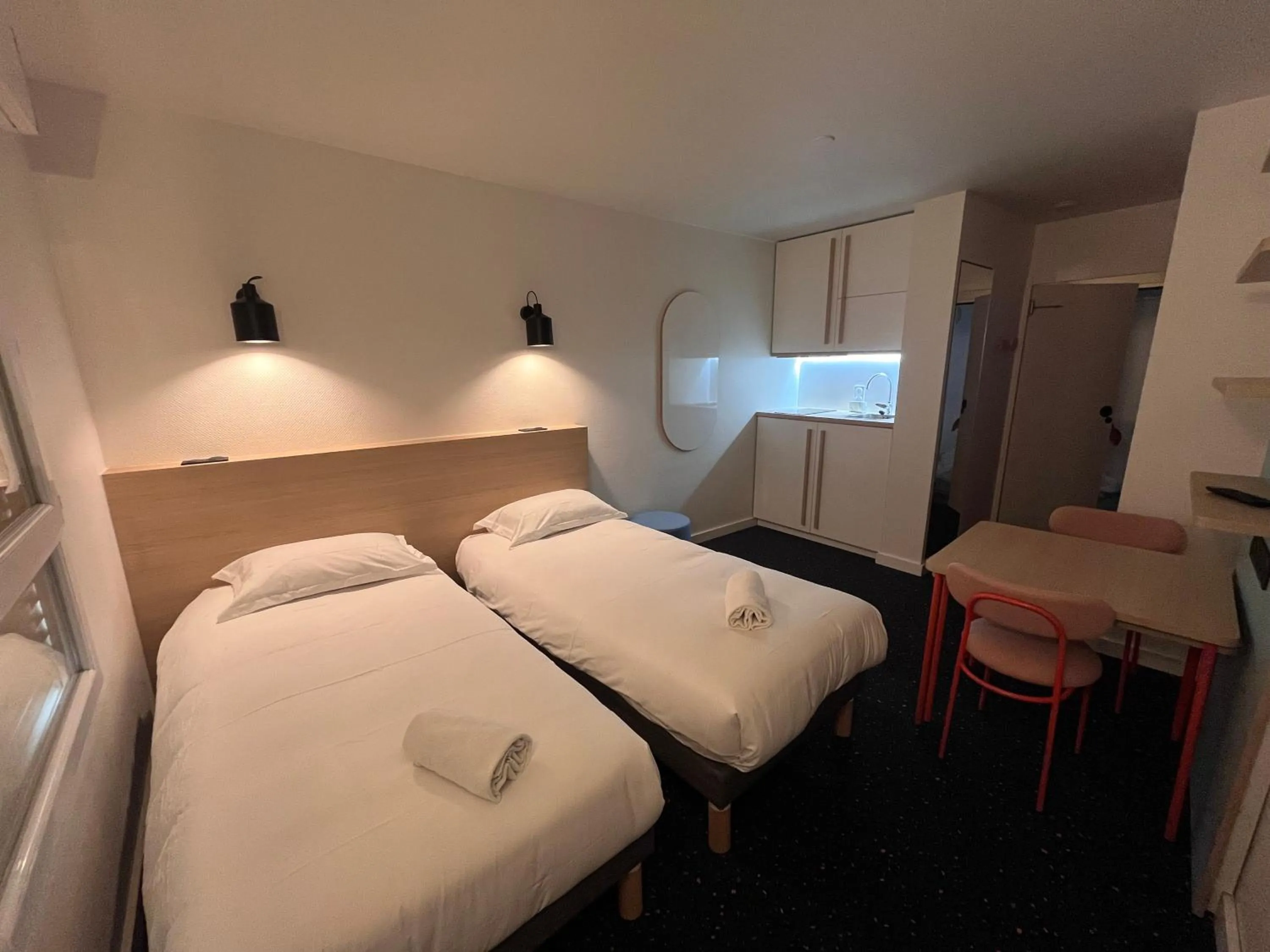 Kitchen or kitchenette, Bed in Hôtel et Résidence Les Lauréades Clermont-Ferrand Centre Jaude