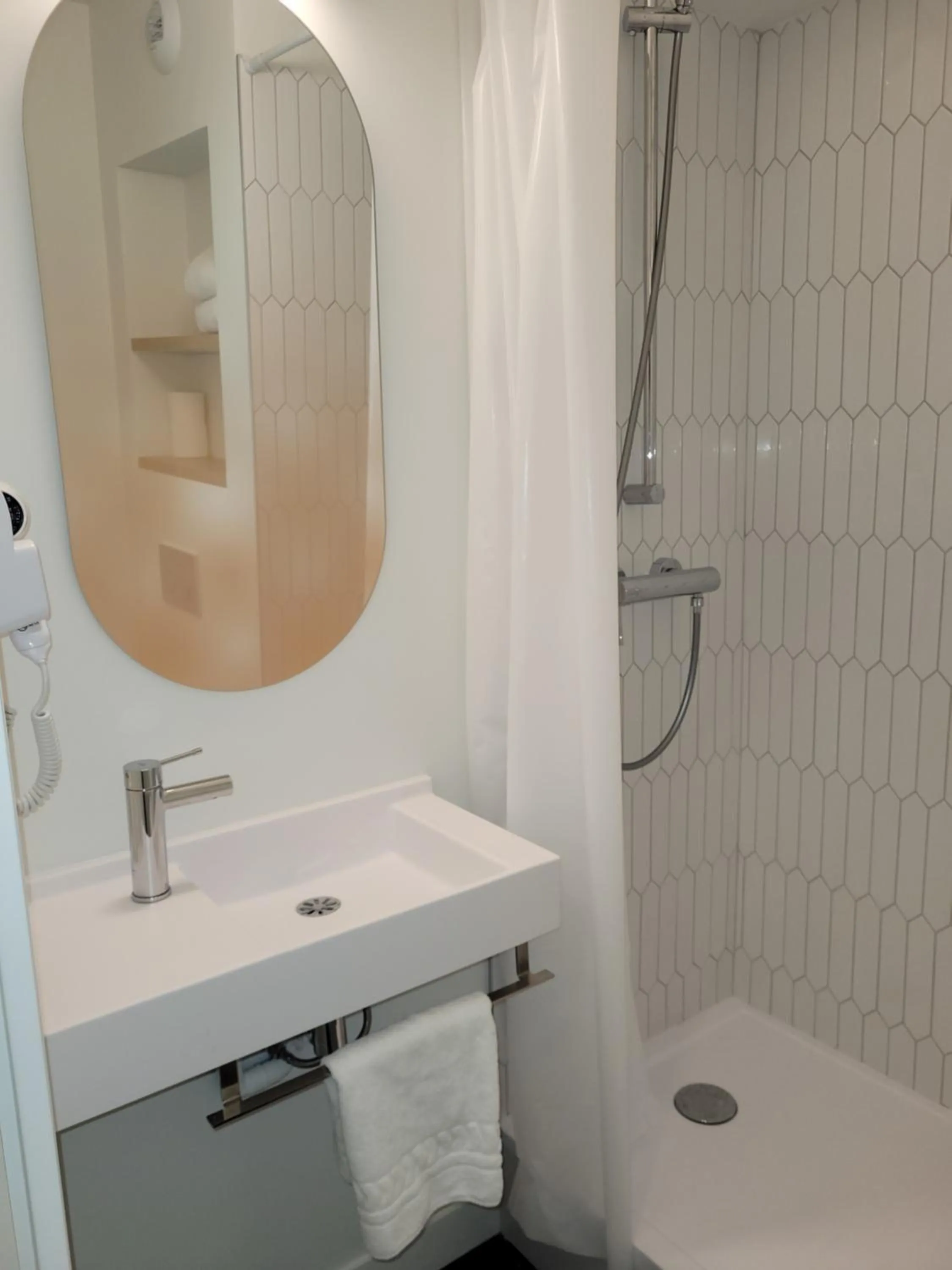 Shower in Hôtel et Résidence Les Lauréades Clermont-Ferrand Centre Jaude