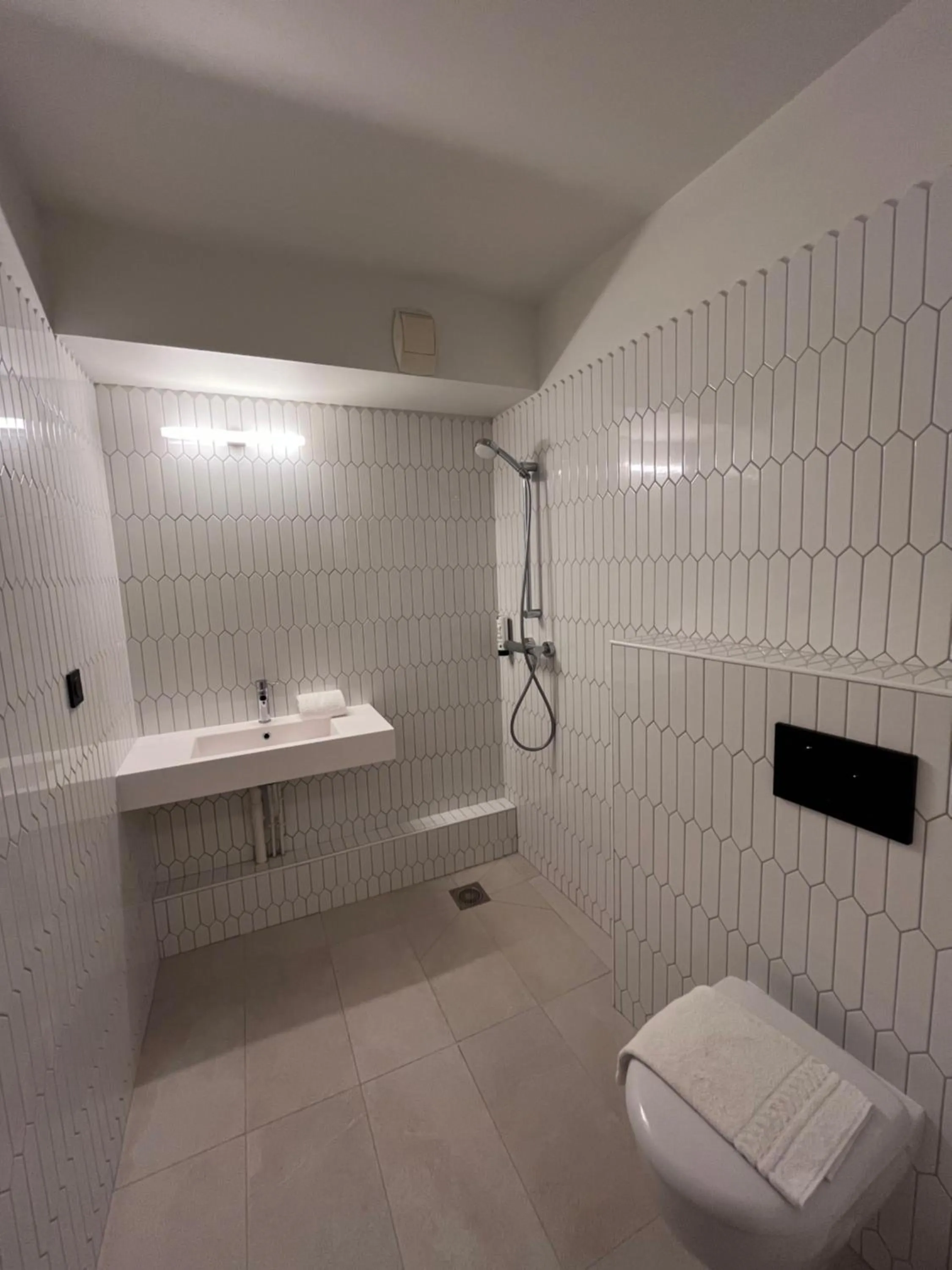 Bathroom in Hôtel et Résidence Les Lauréades Clermont-Ferrand Centre Jaude