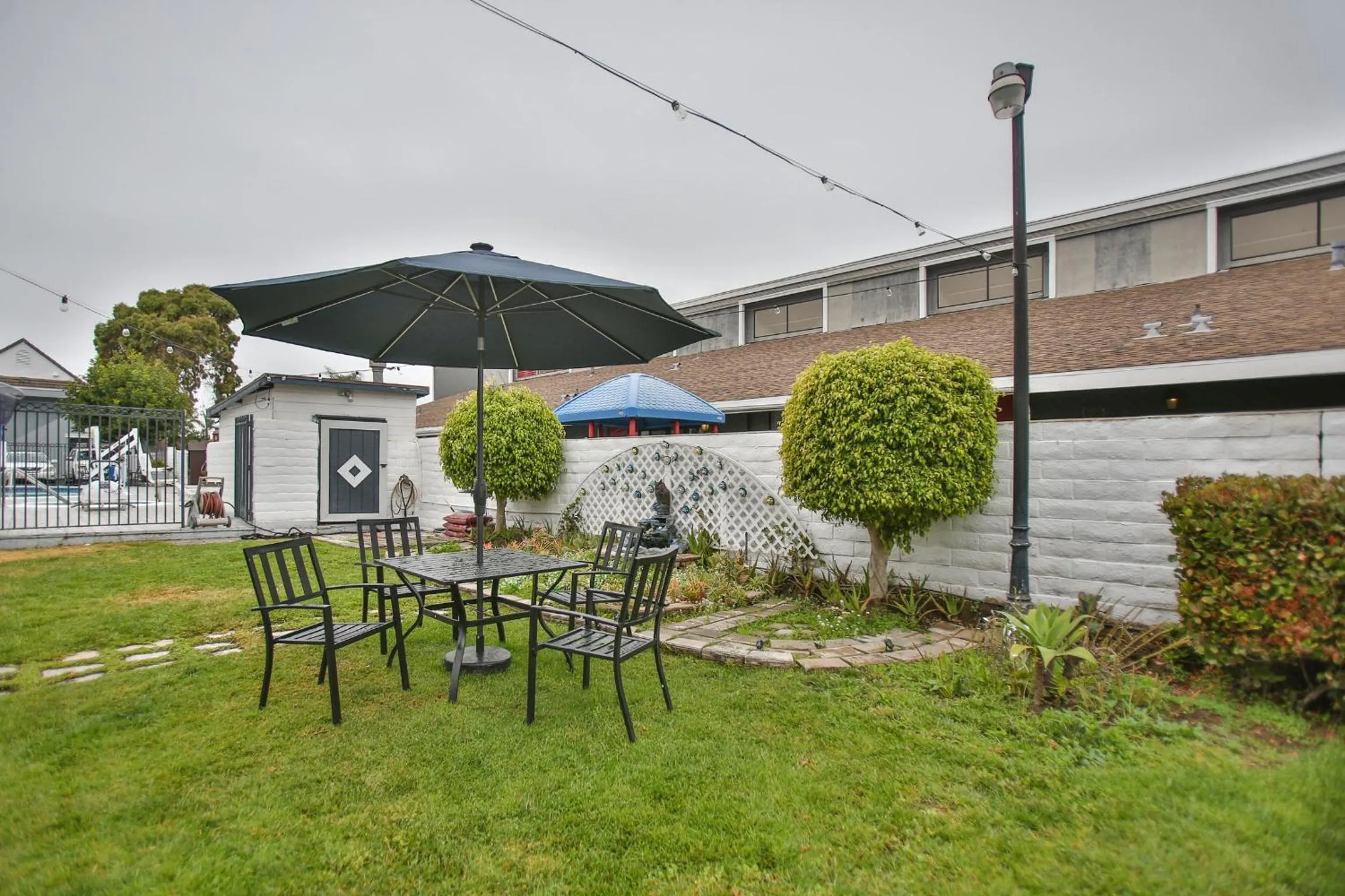 Garden in Best Western Surf City