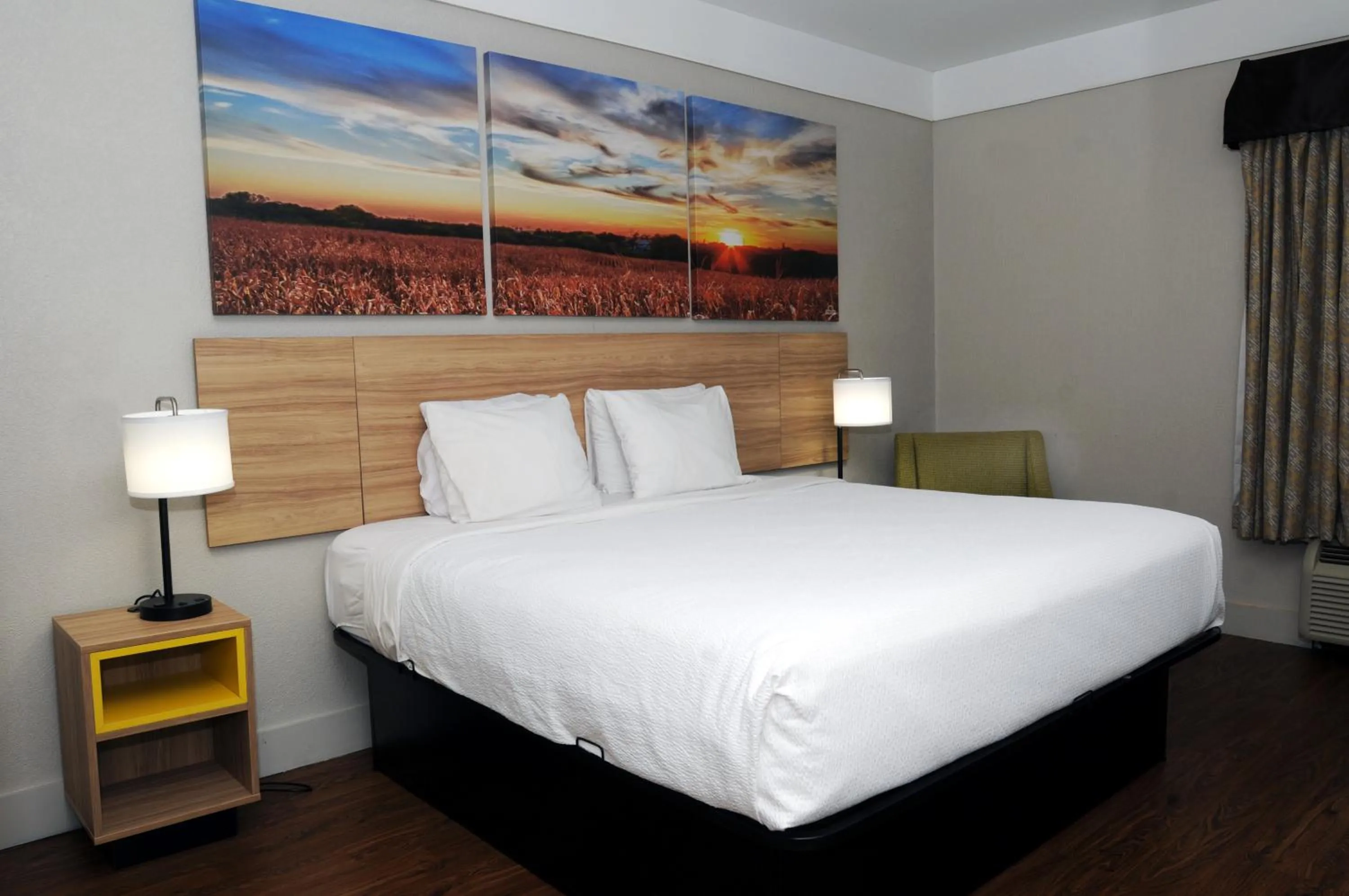 Bed in Days Inn by Wyndham Denham Springs-Baton Rouge East