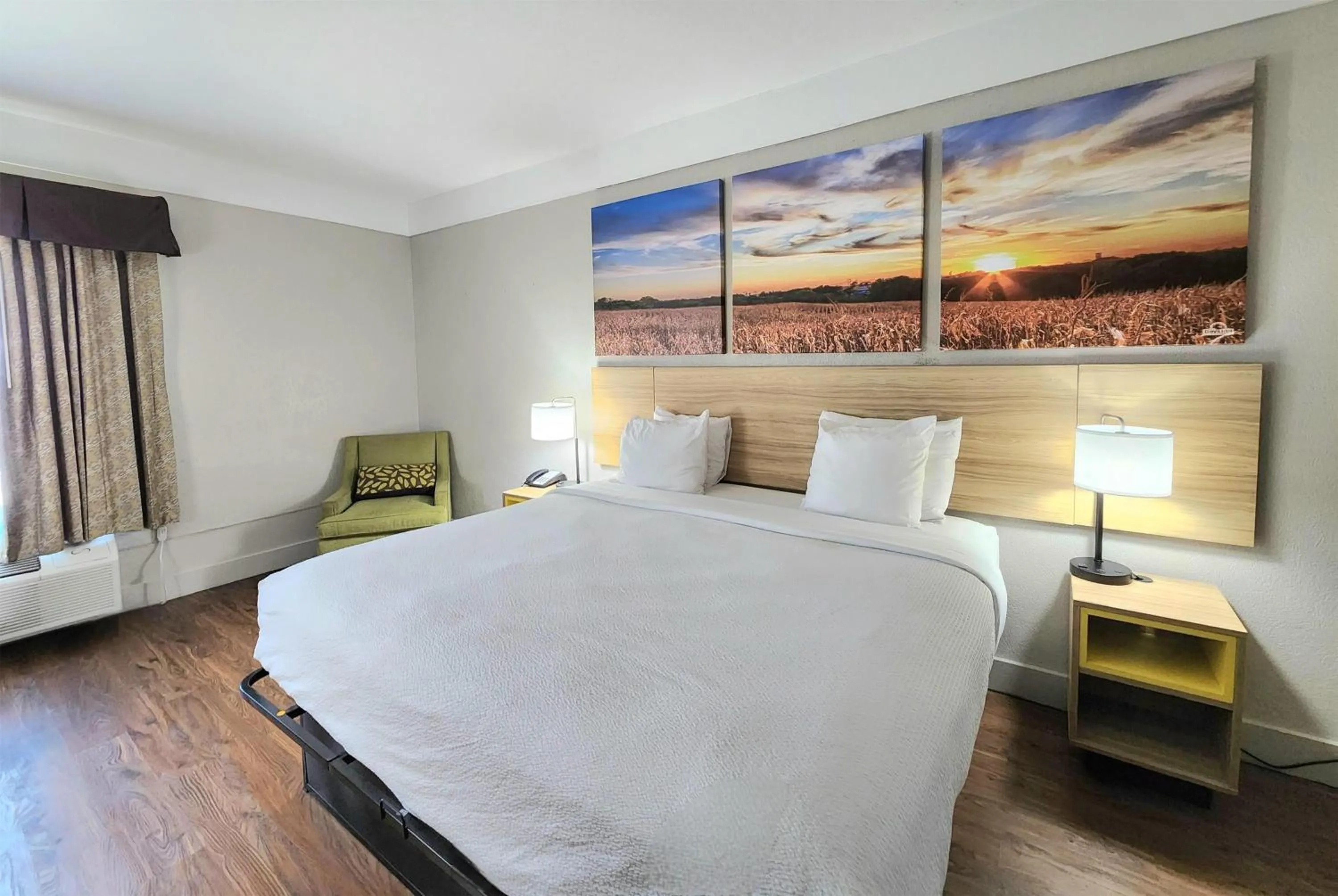 Photo of the whole room, Bed in Days Inn by Wyndham Denham Springs-Baton Rouge East