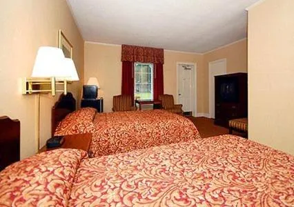 Photo of the whole room, Bed in Ambassador Inn