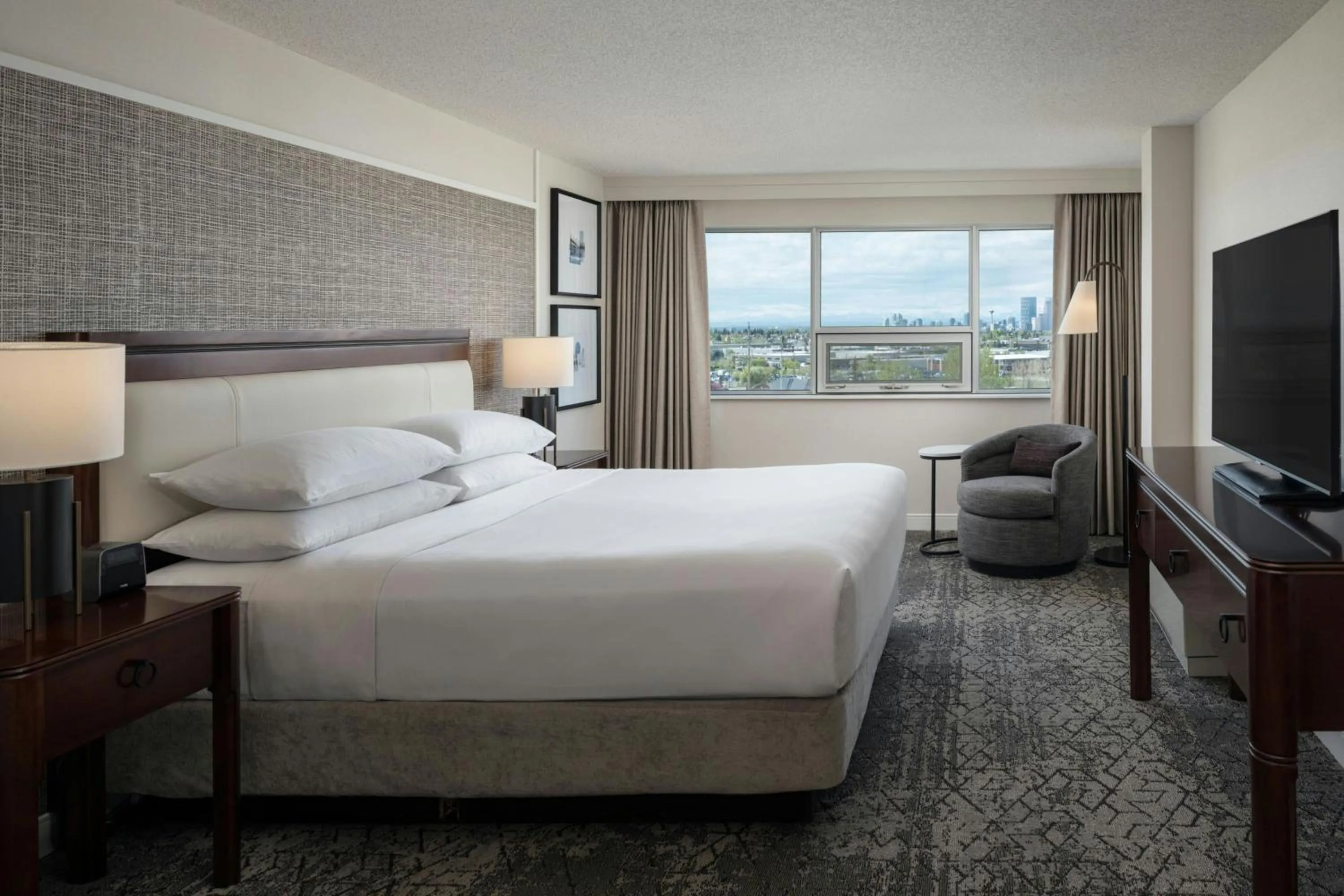 Bedroom, Bed in Sheraton Cavalier Calgary Hotel