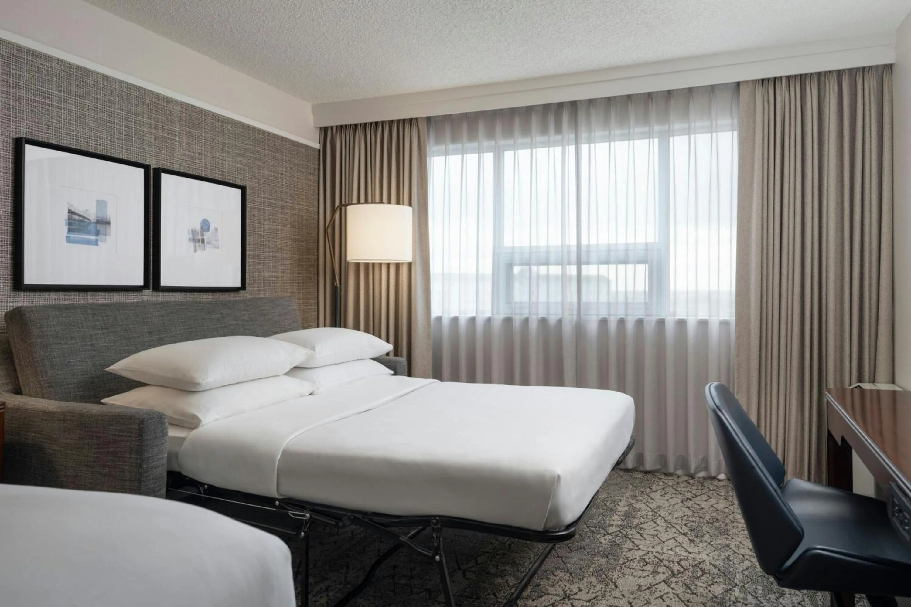Photo of the whole room, Bed in Sheraton Cavalier Calgary Hotel