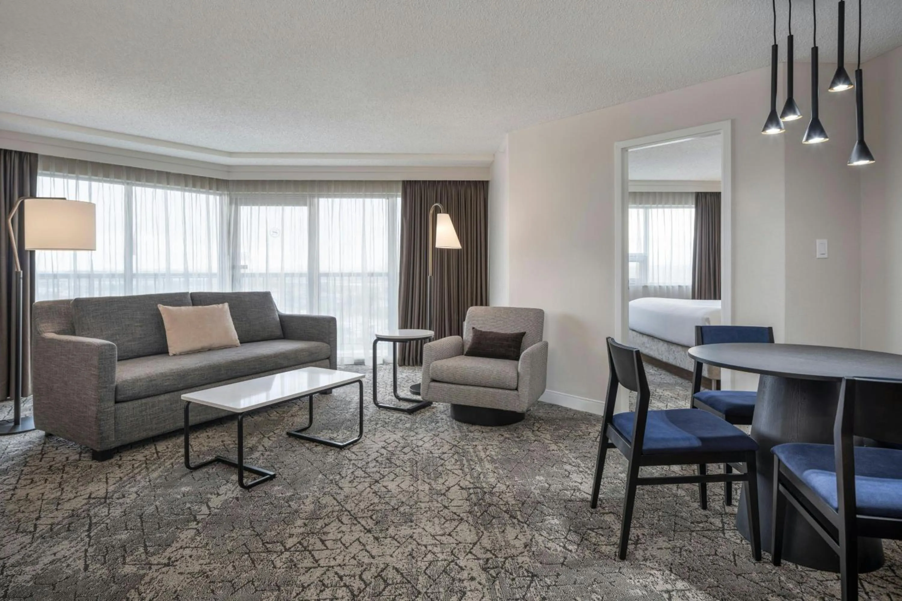 Living room in Sheraton Cavalier Calgary Hotel