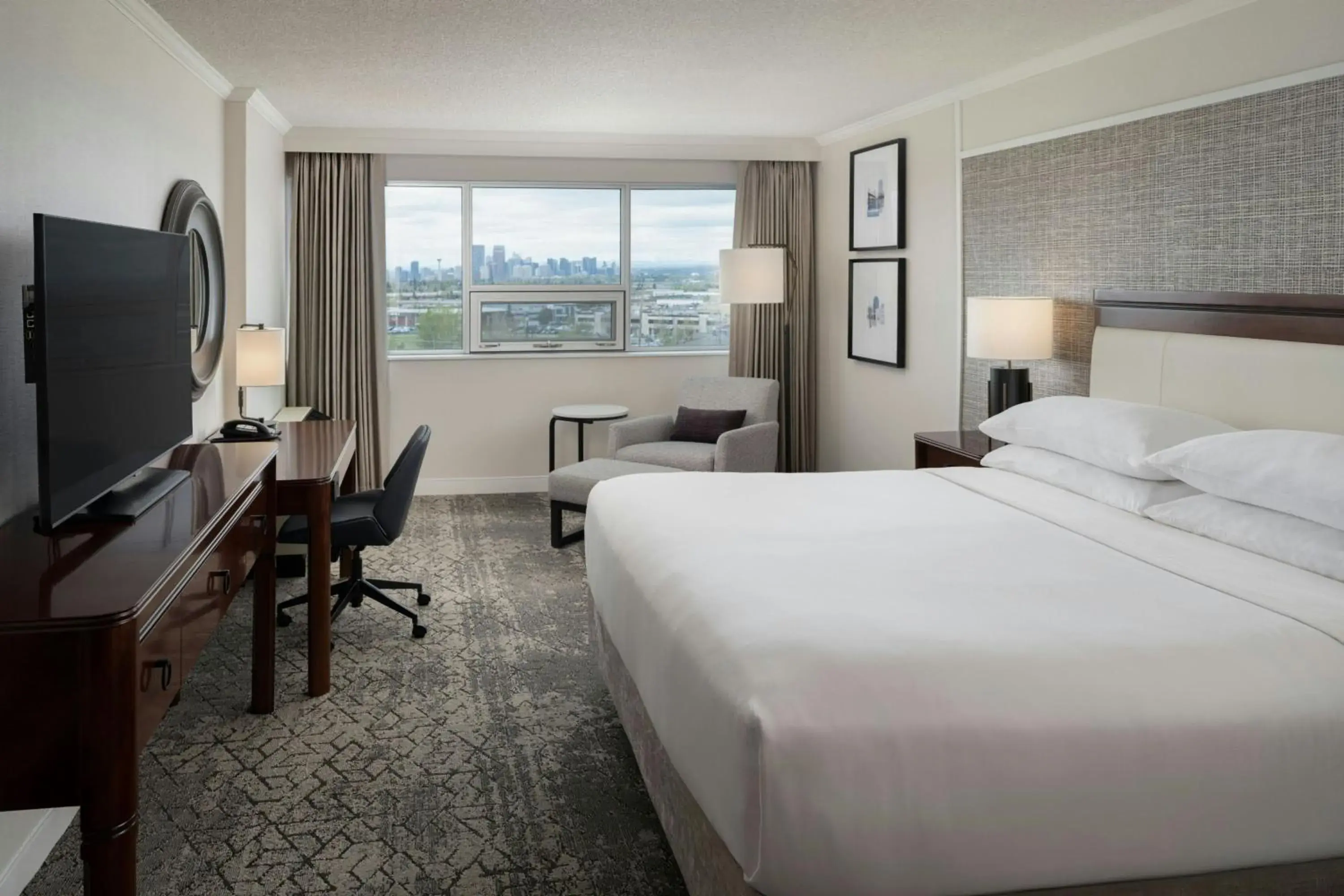 Deluxe King Room - Club Access in Sheraton Cavalier Calgary Hotel Deluxe King Room - Club Access in Sheraton Cavalier Calgary Hotel