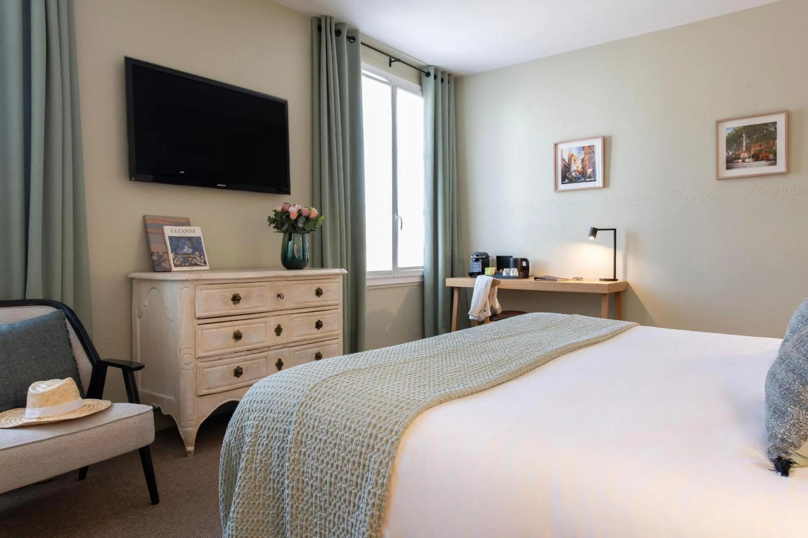 Bedroom, Bed in Hôtel Boutique Cézanne centre Aix-en-Provence