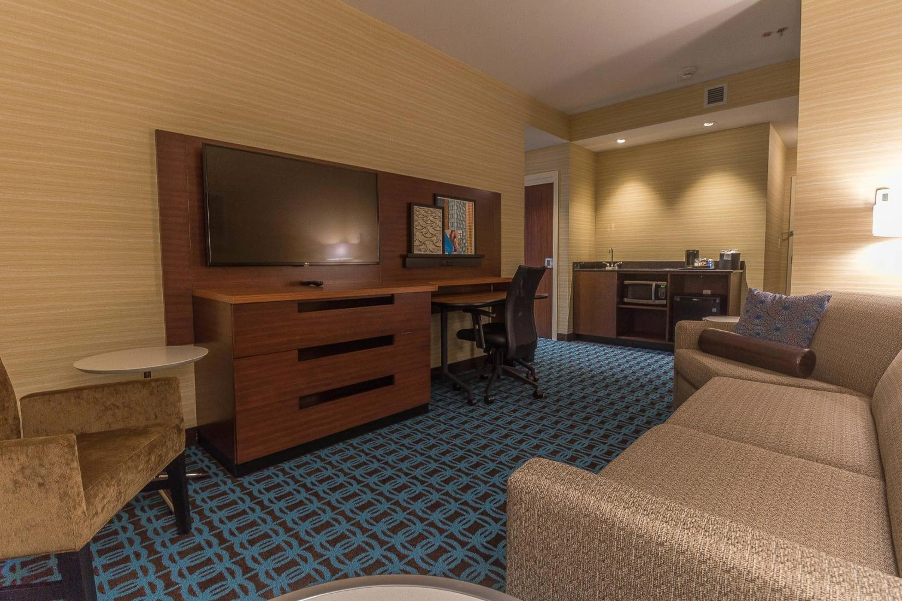 Living room in Fairfield by Marriott Regina