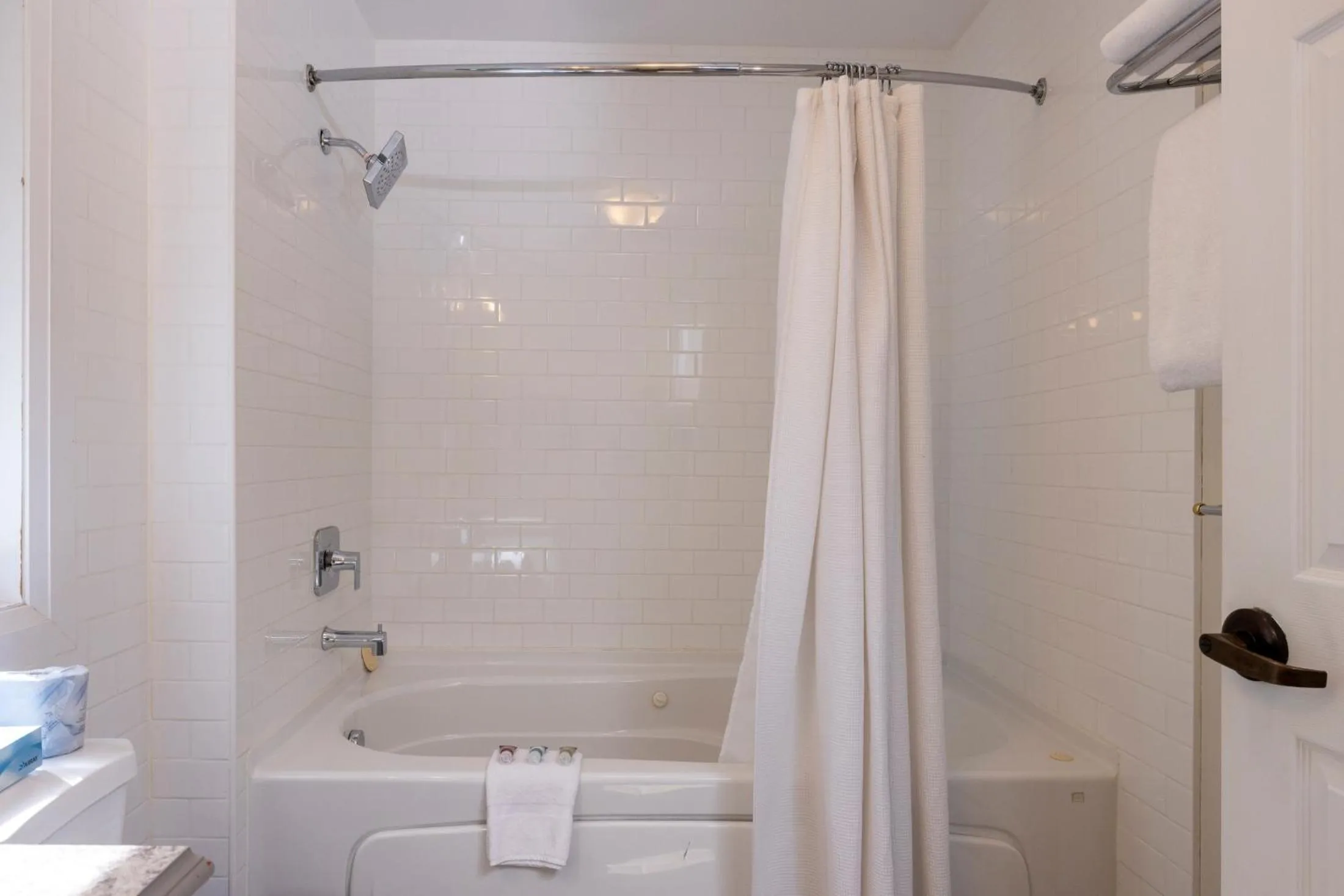 Shower in Sherwood Inn