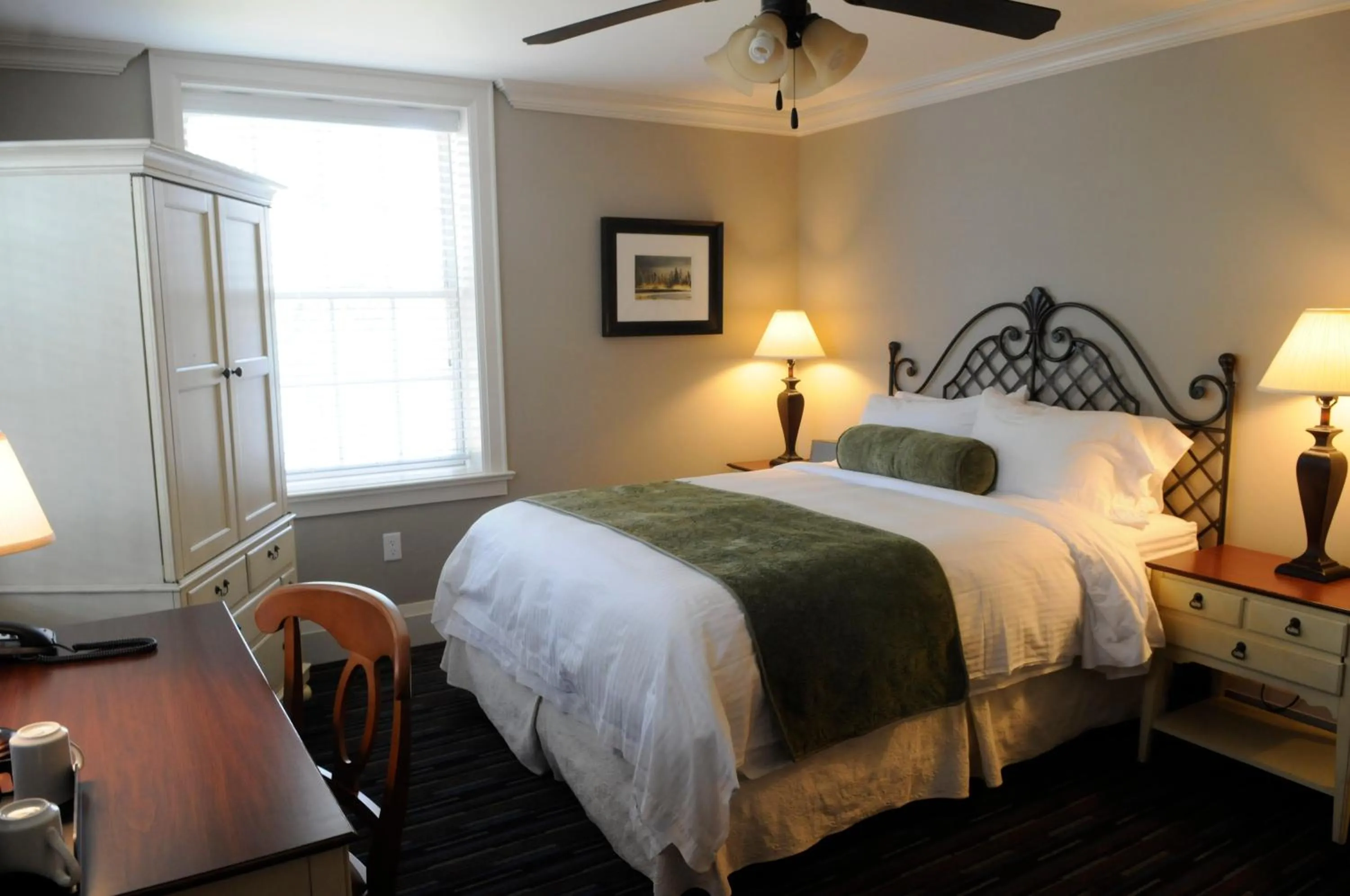 Standard Queen Room - Inn in Sherwood Inn