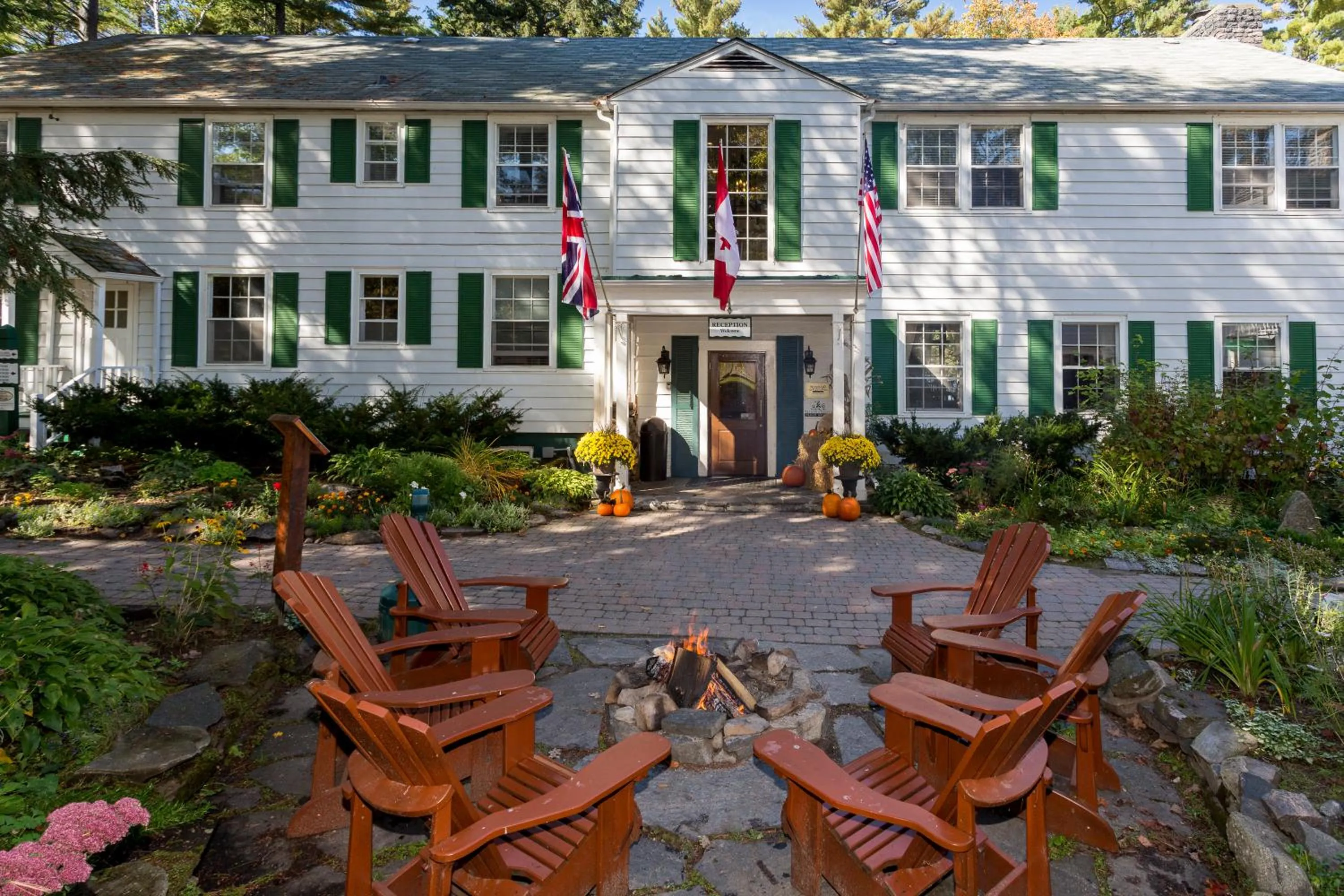 Facade/entrance in Sherwood Inn