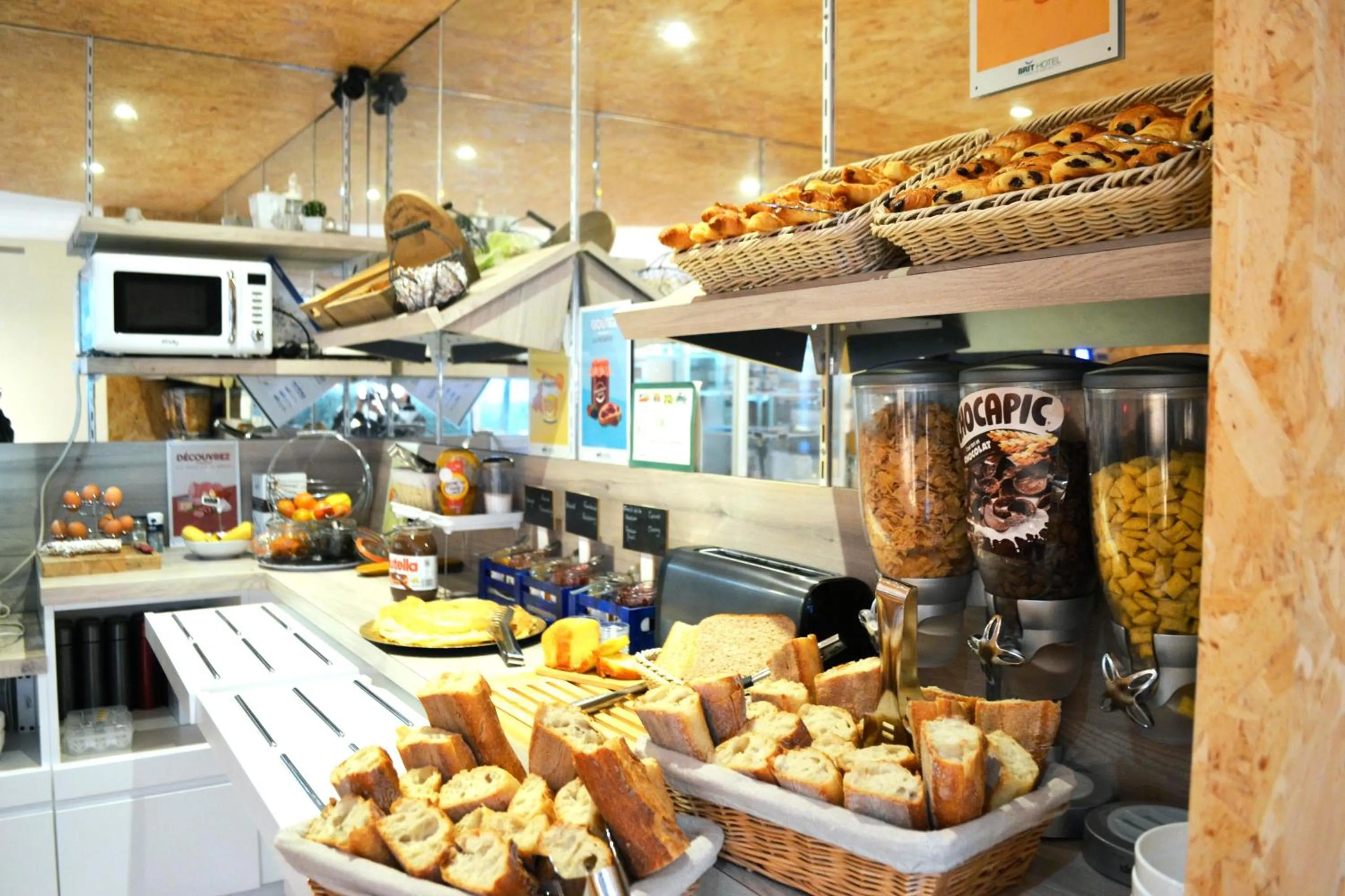 Breakfast in Brit Hotel Le Surcouf