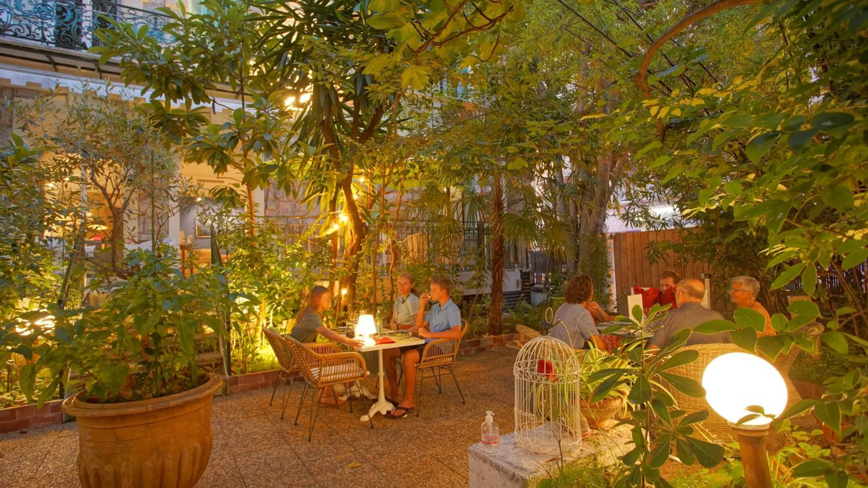 Restaurant/places to eat in Le Windsor, Jungle Art Hotel