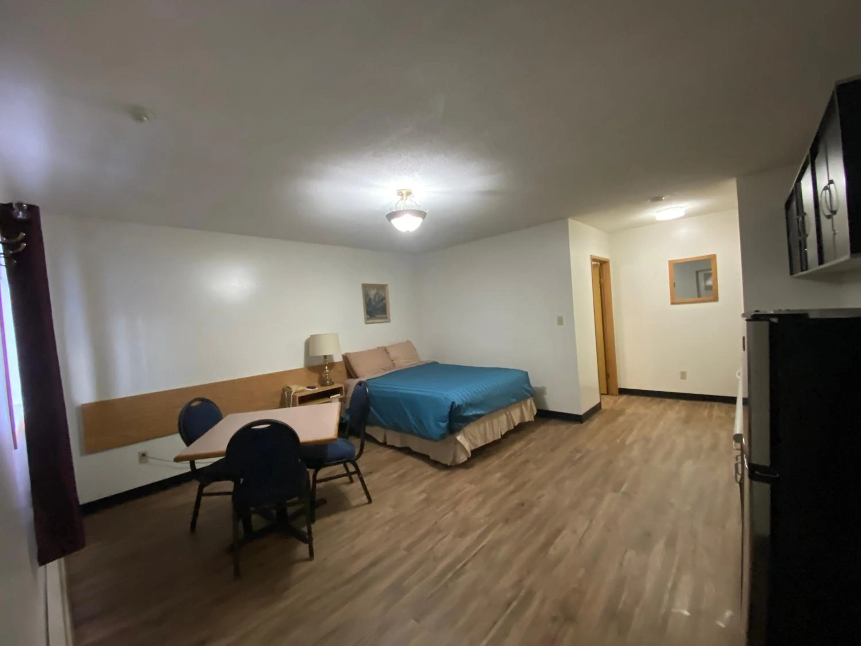 Photo of the whole room, Bed in Mountain View Motel