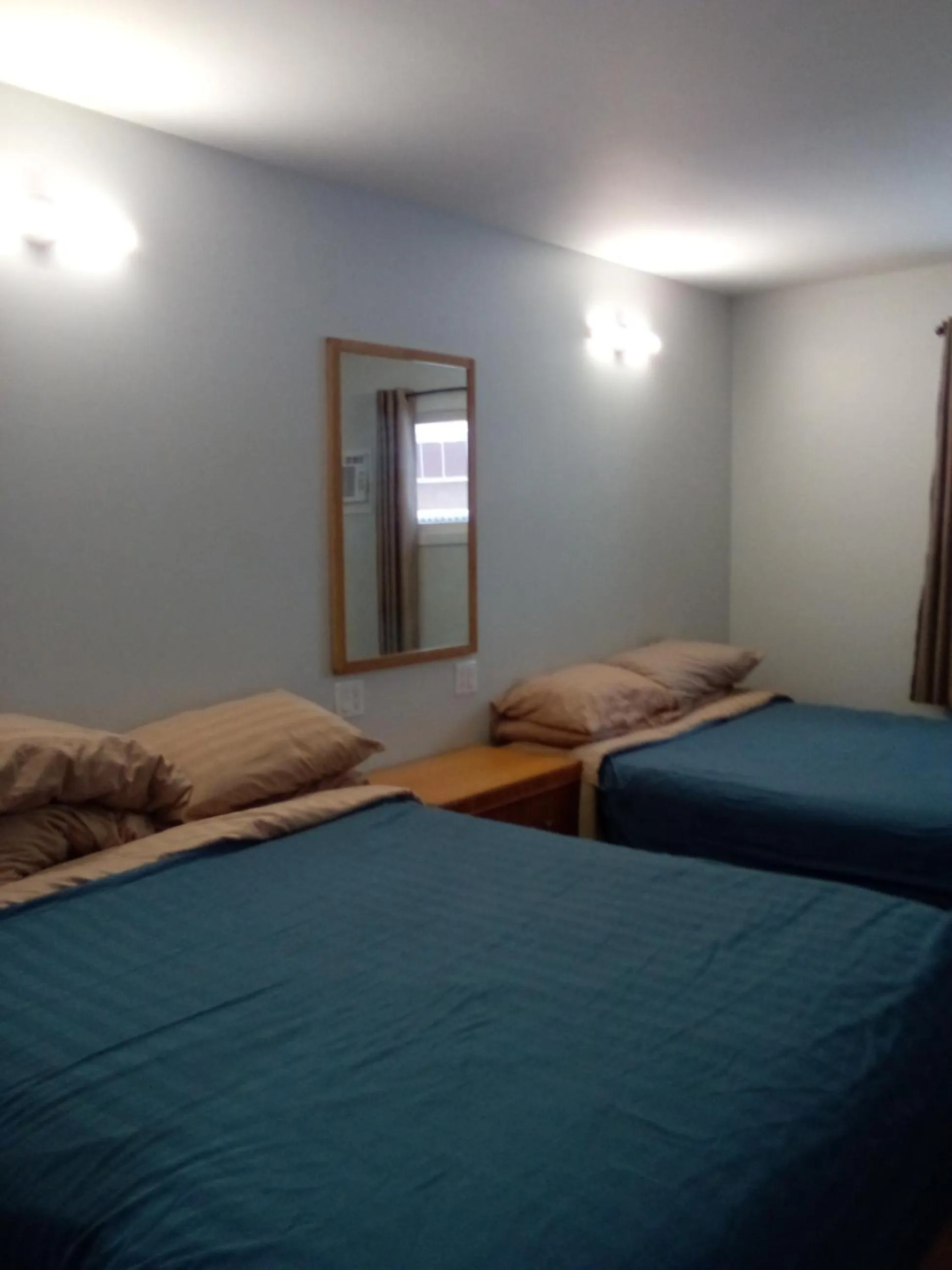 Bed in Mountain View Motel