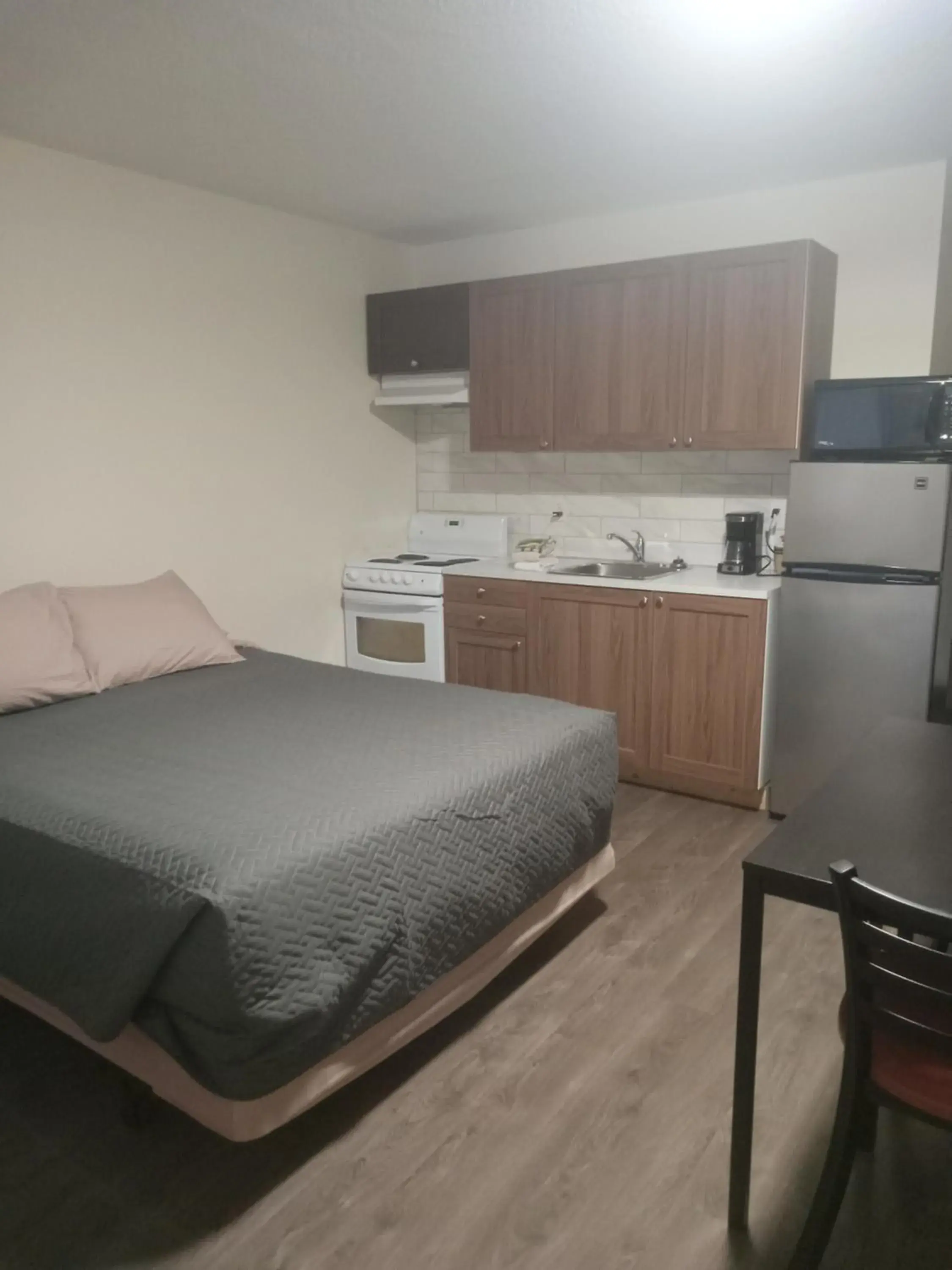 Queen Room with Full Kitchen in Mountain View Motel Queen Room with Full Kitchen in Mountain View Motel