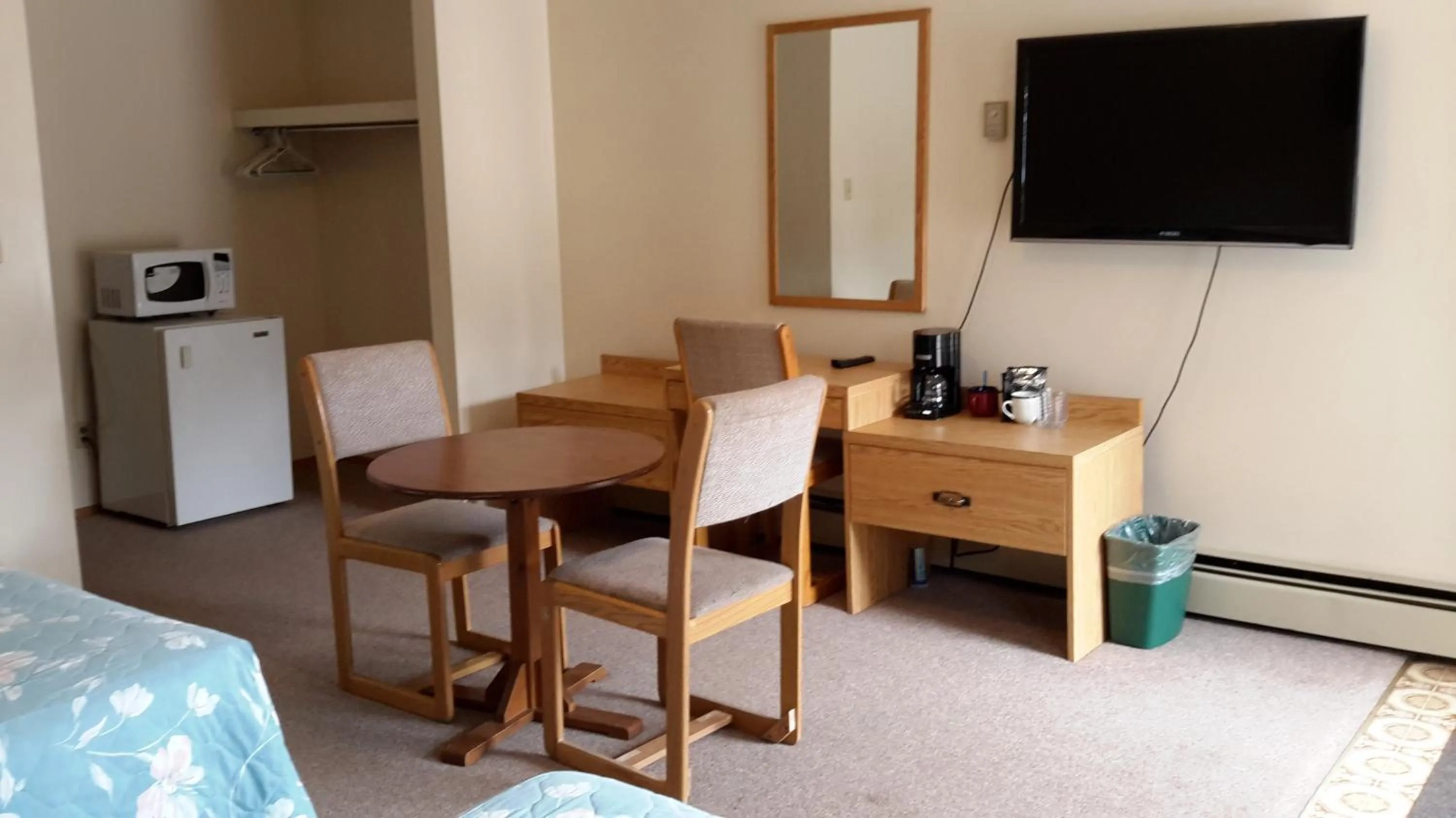 Photo of the whole room in Mountain View Motel