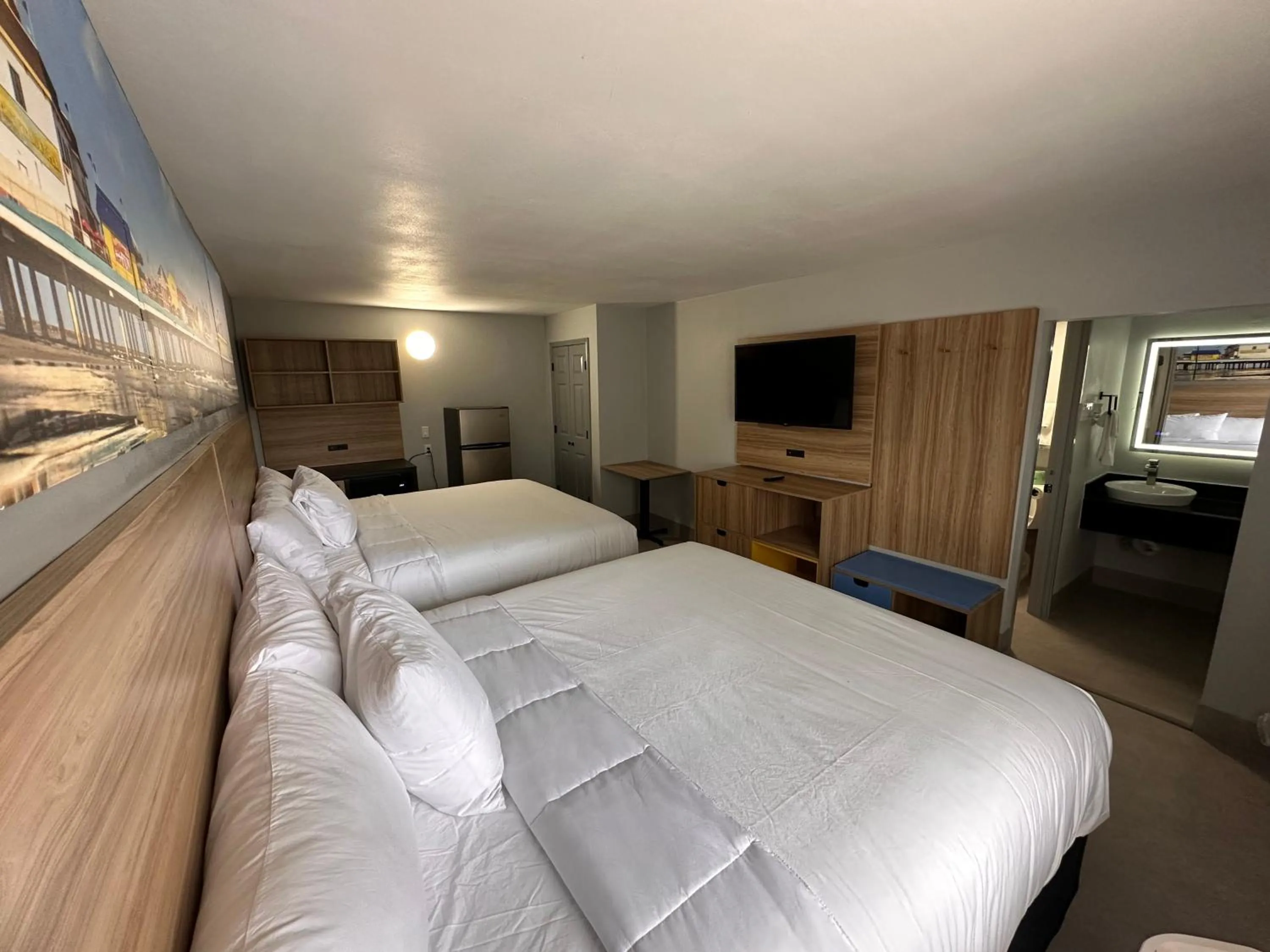 Photo of the whole room, Bed in Scottish Inns & Suites