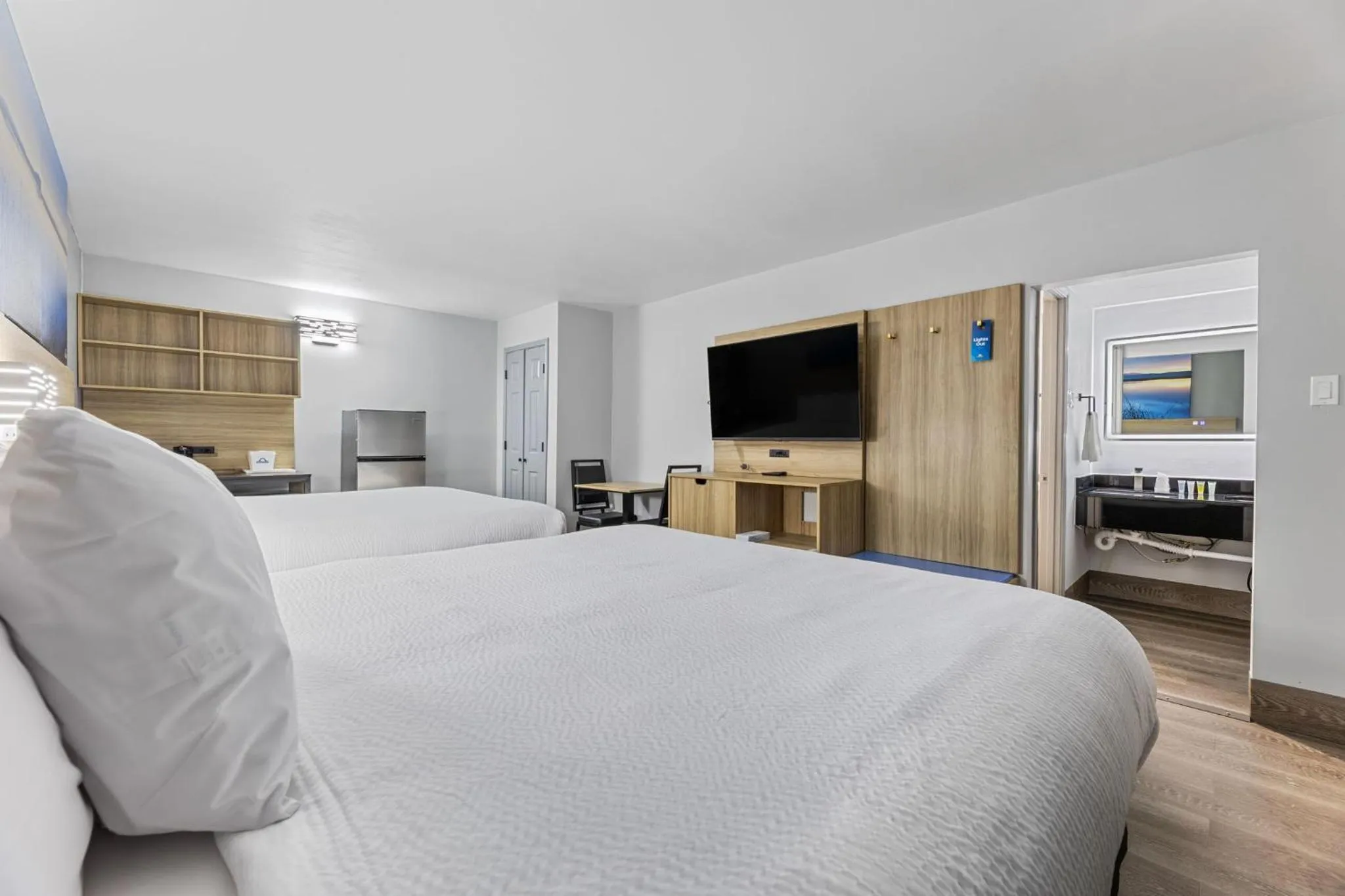 Bed in Days Inn & Suites by Wyndham Texas City