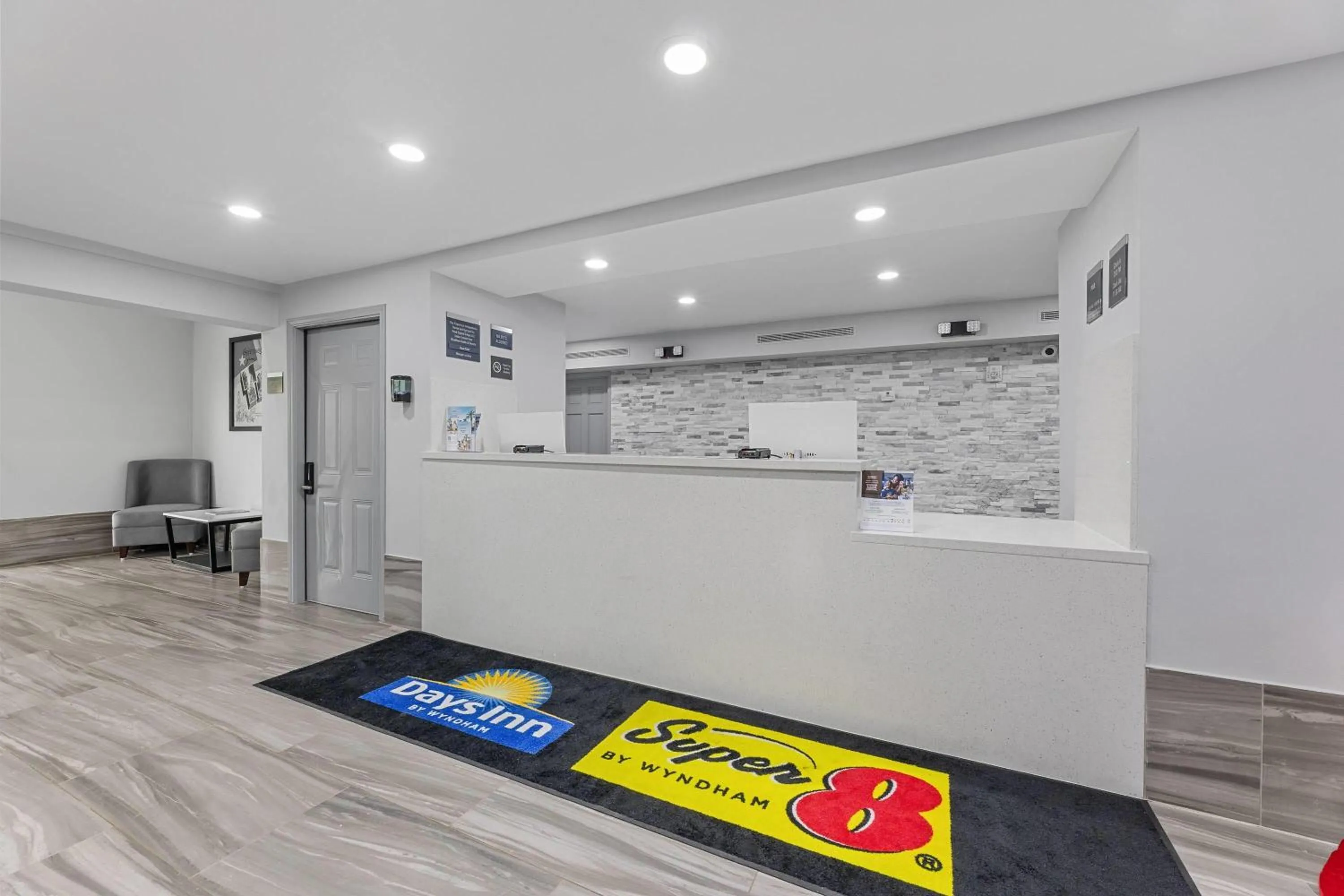 Lobby or reception in Days Inn & Suites by Wyndham Texas City