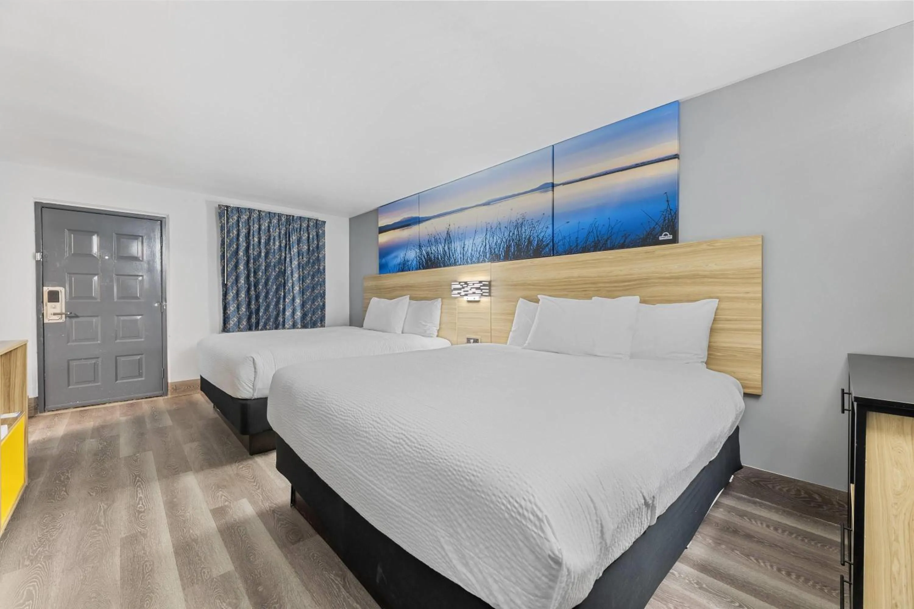 Photo of the whole room, Bed in Days Inn & Suites by Wyndham Texas City