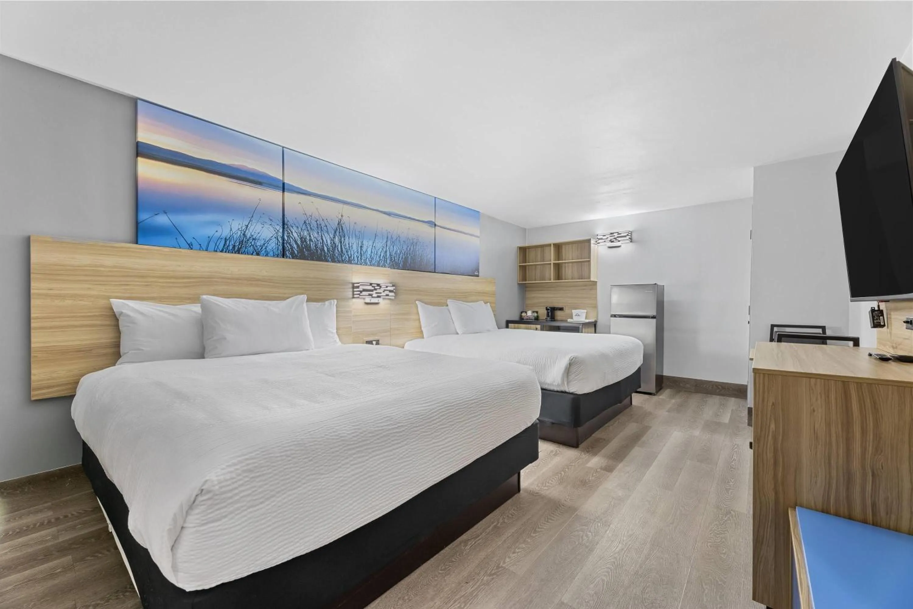 Photo of the whole room, Bed in Days Inn & Suites by Wyndham Texas City