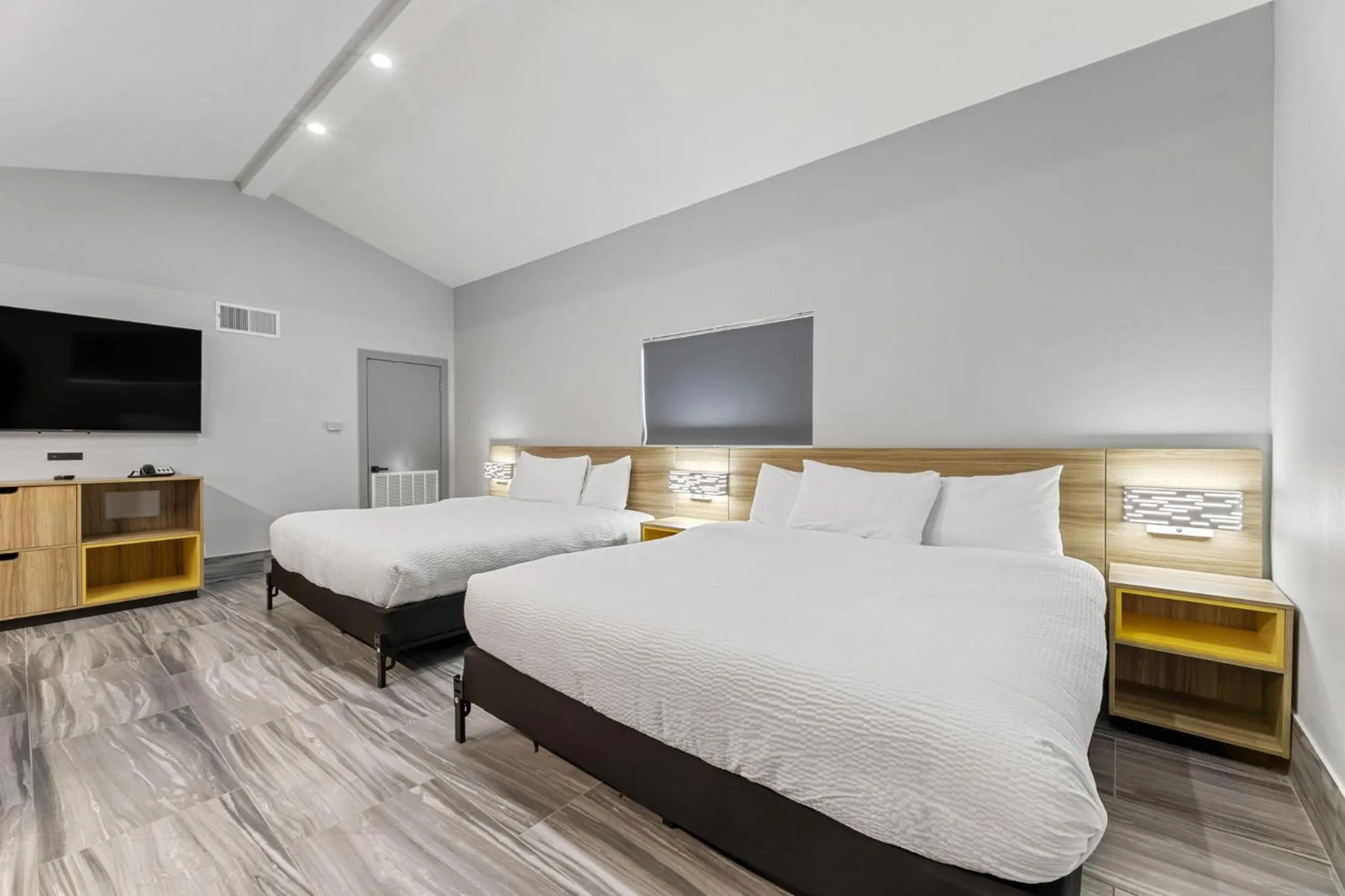 Bed in Days Inn & Suites by Wyndham Texas City