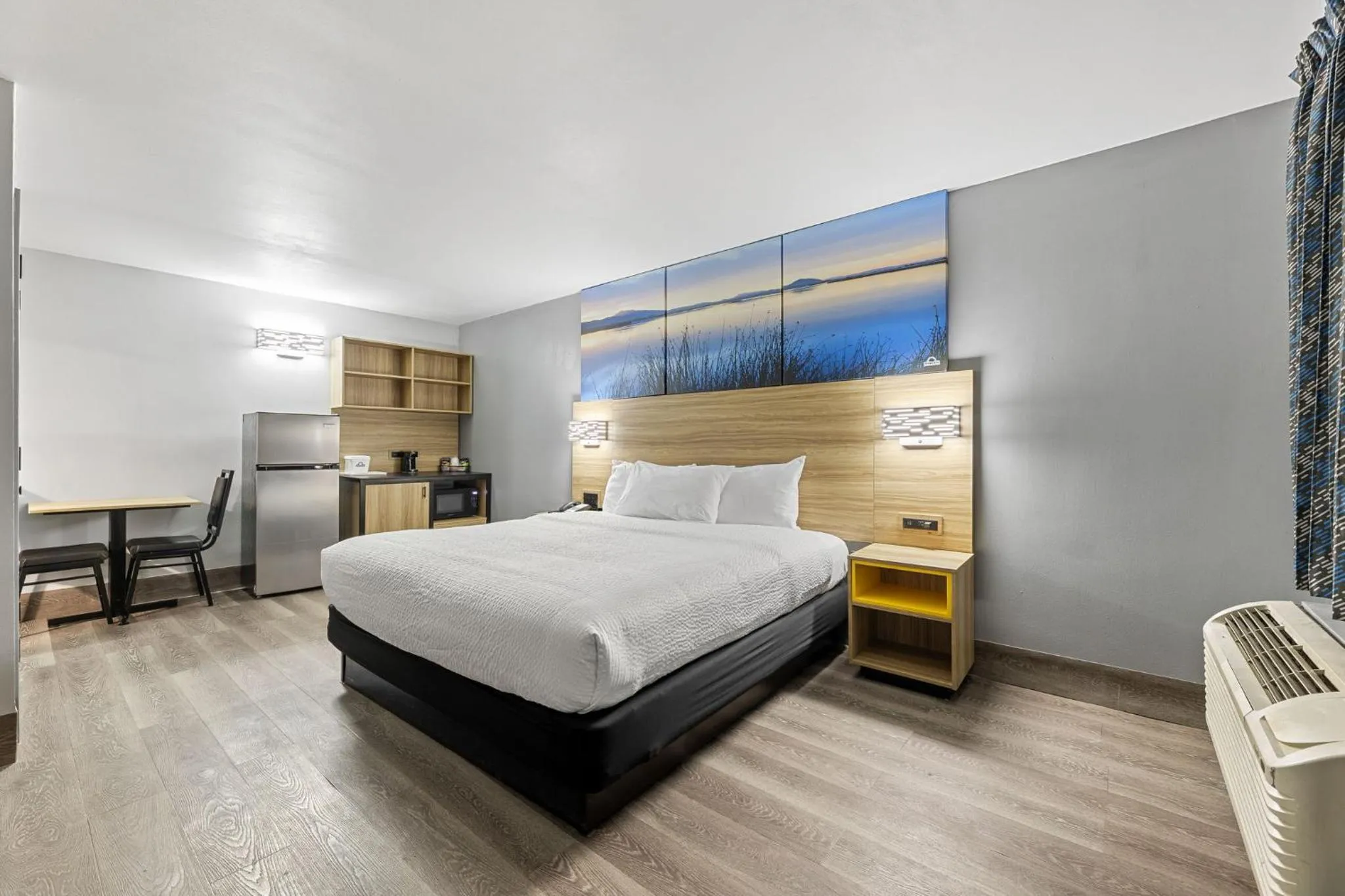 Bed in Days Inn & Suites by Wyndham Texas City