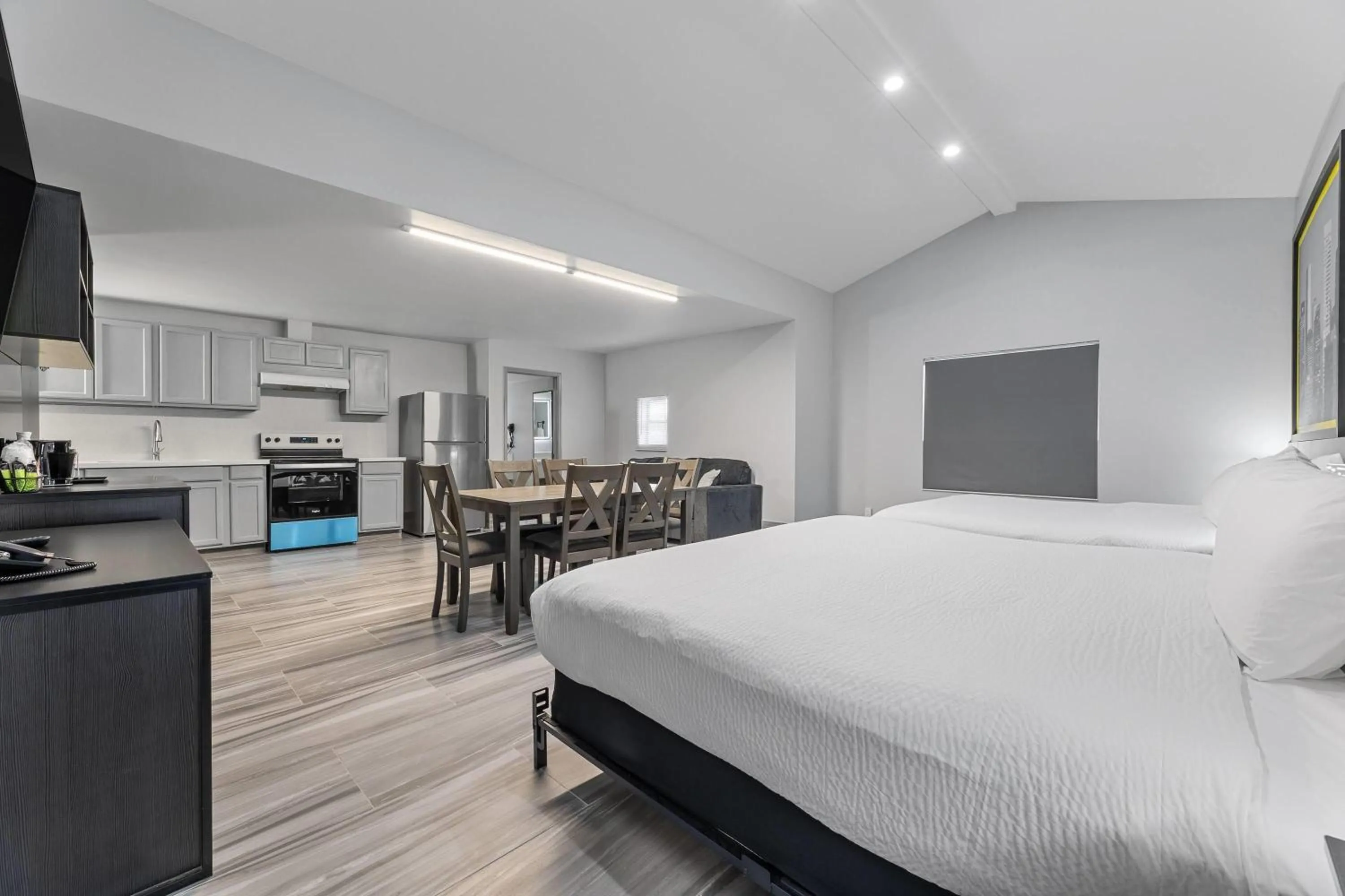 Photo of the whole room, Bed in Days Inn & Suites by Wyndham Texas City