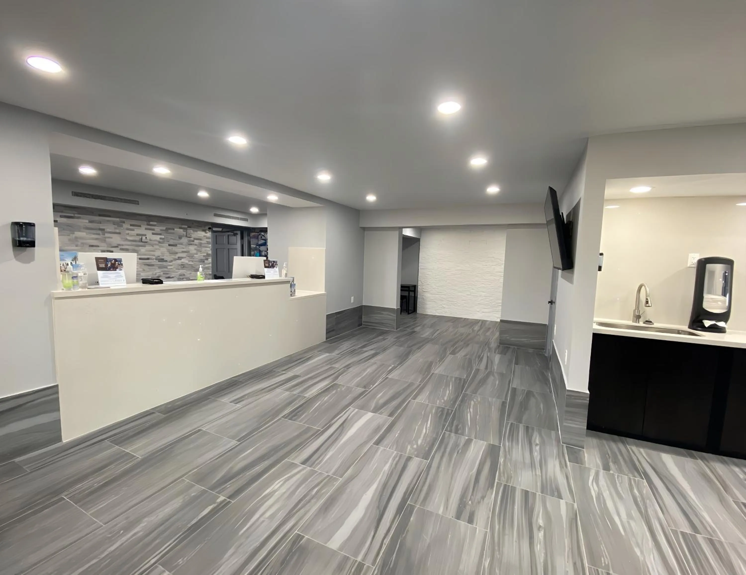 Lobby or reception in Days Inn & Suites by Wyndham Texas City