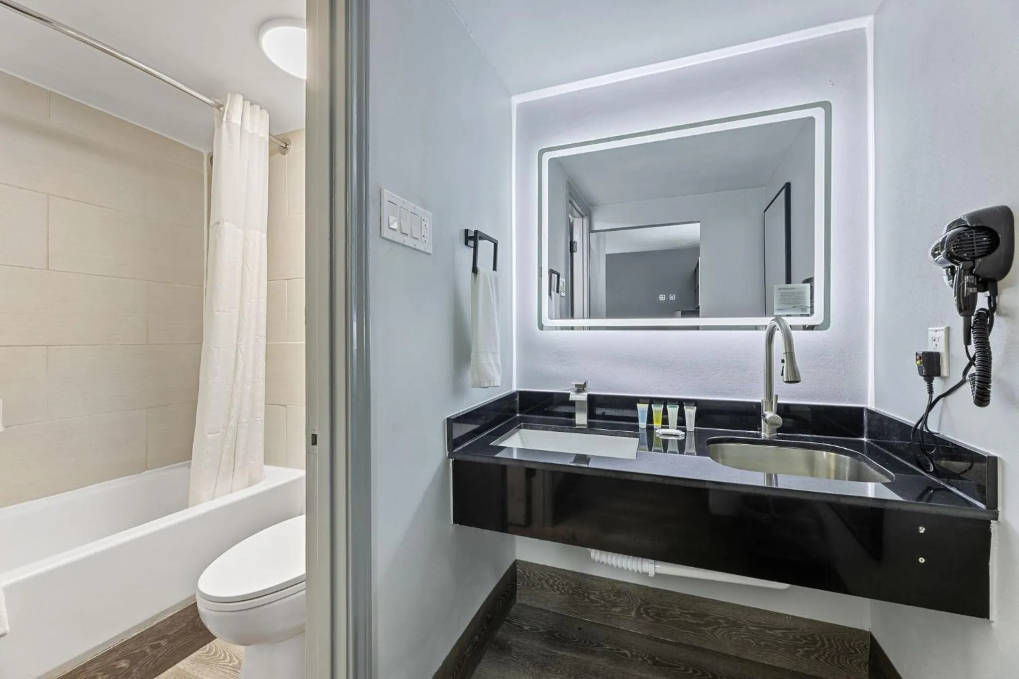 Days Inn & Suites by Wyndham Texas City