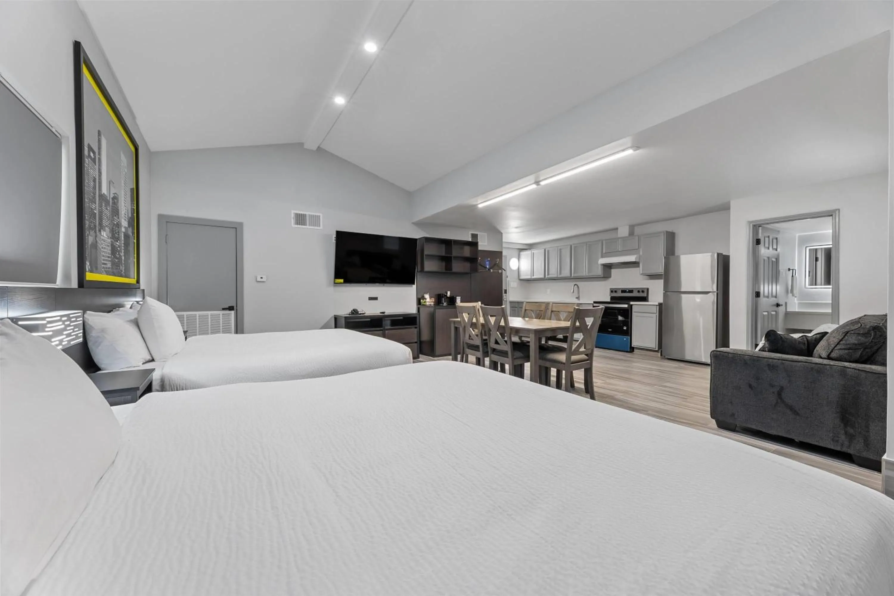 Photo of the whole room, Bed in Days Inn & Suites by Wyndham Texas City