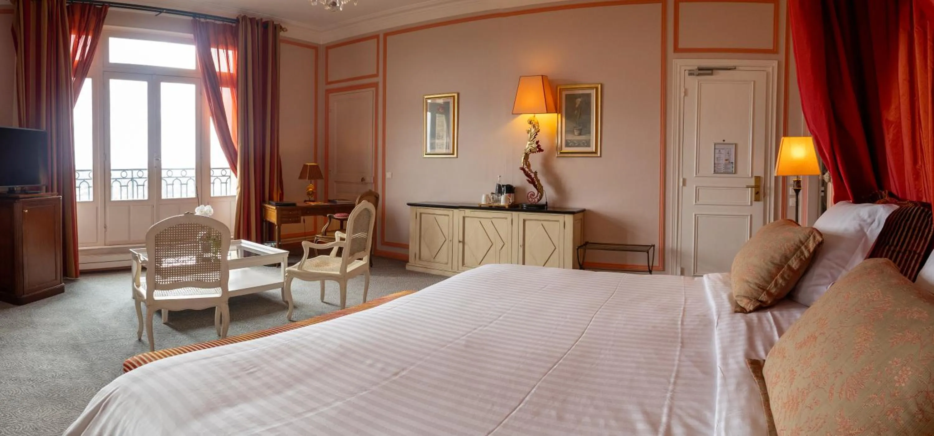 Living room, Bed in Pavillon Henri IV Hotel Restaurant Gastronomique Terrasse