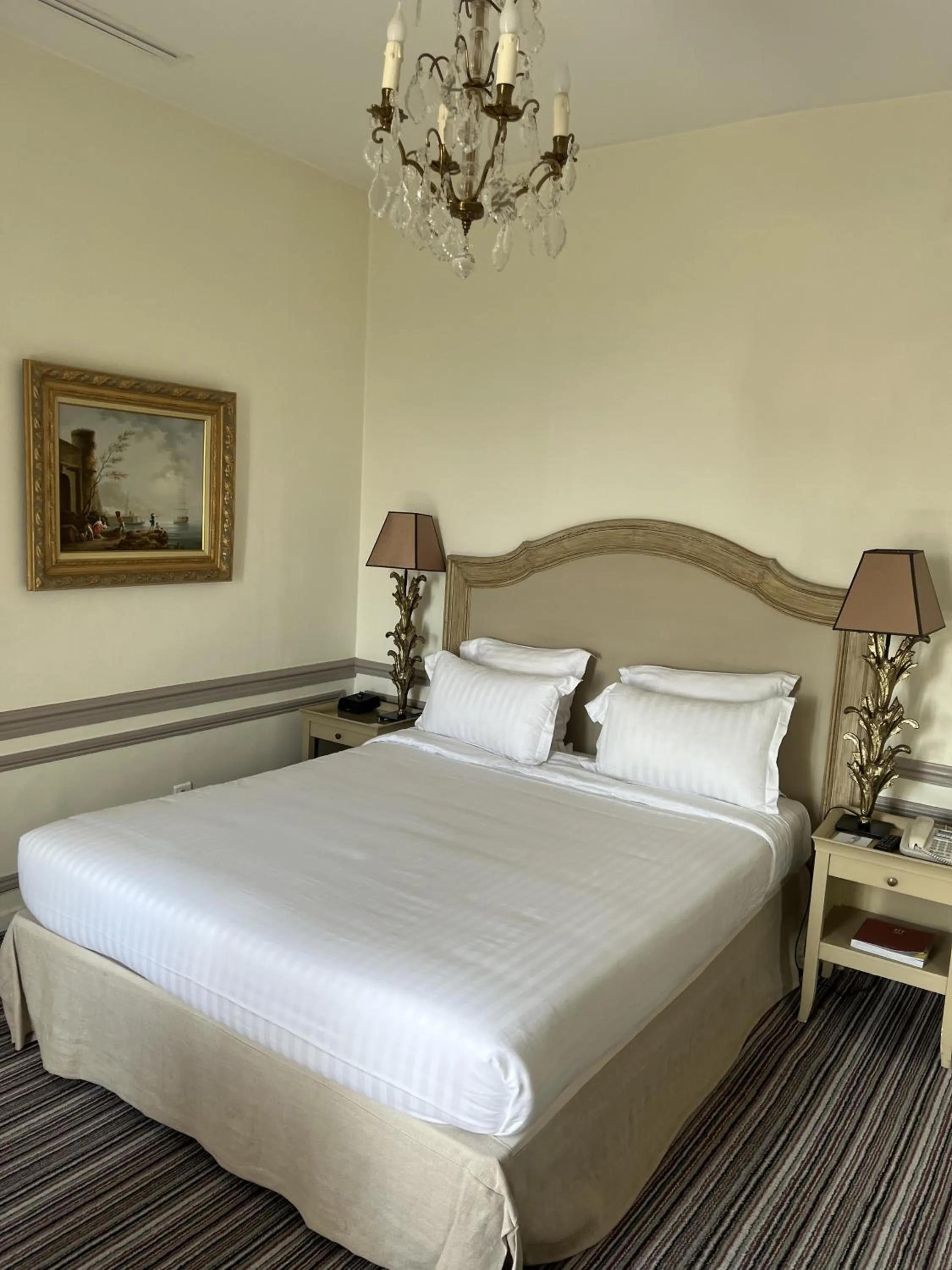 Bed in Pavillon Henri IV Hotel Restaurant Gastronomique Terrasse