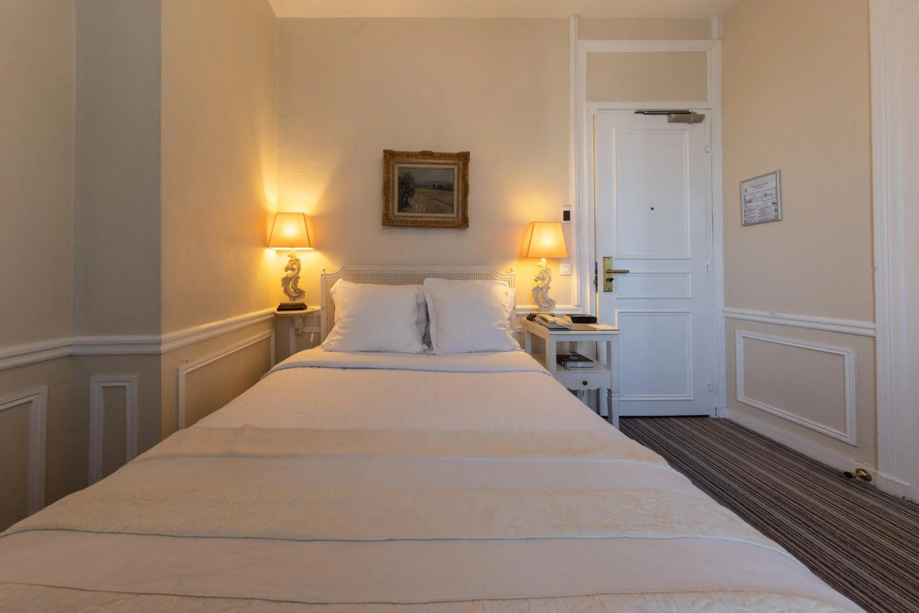 Bedroom, Bed in Pavillon Henri IV Hotel Restaurant Gastronomique Terrasse