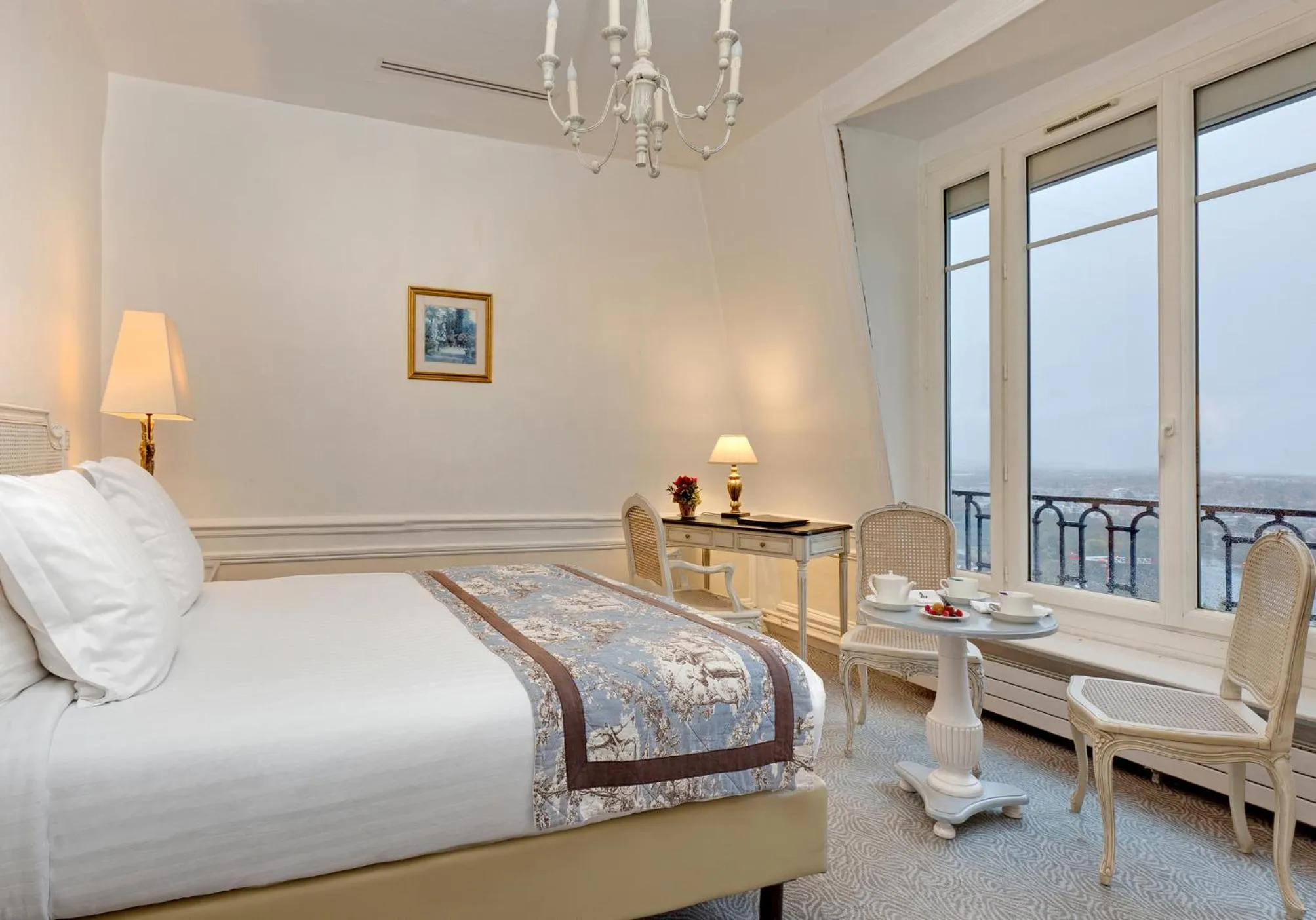 Bed in Pavillon Henri IV Hotel Restaurant Gastronomique Terrasse