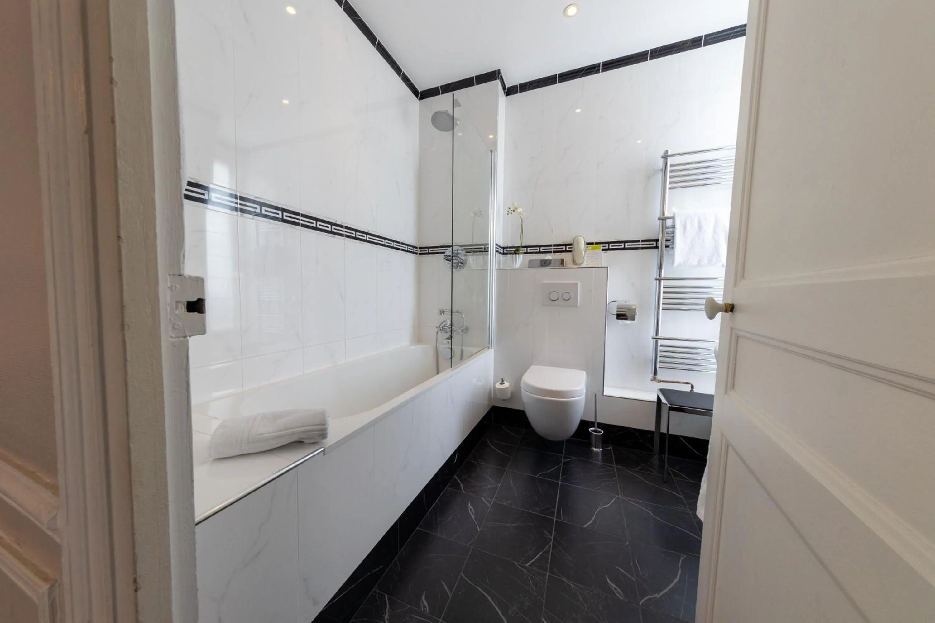 Bathroom in Pavillon Henri IV Hotel Restaurant Gastronomique Terrasse