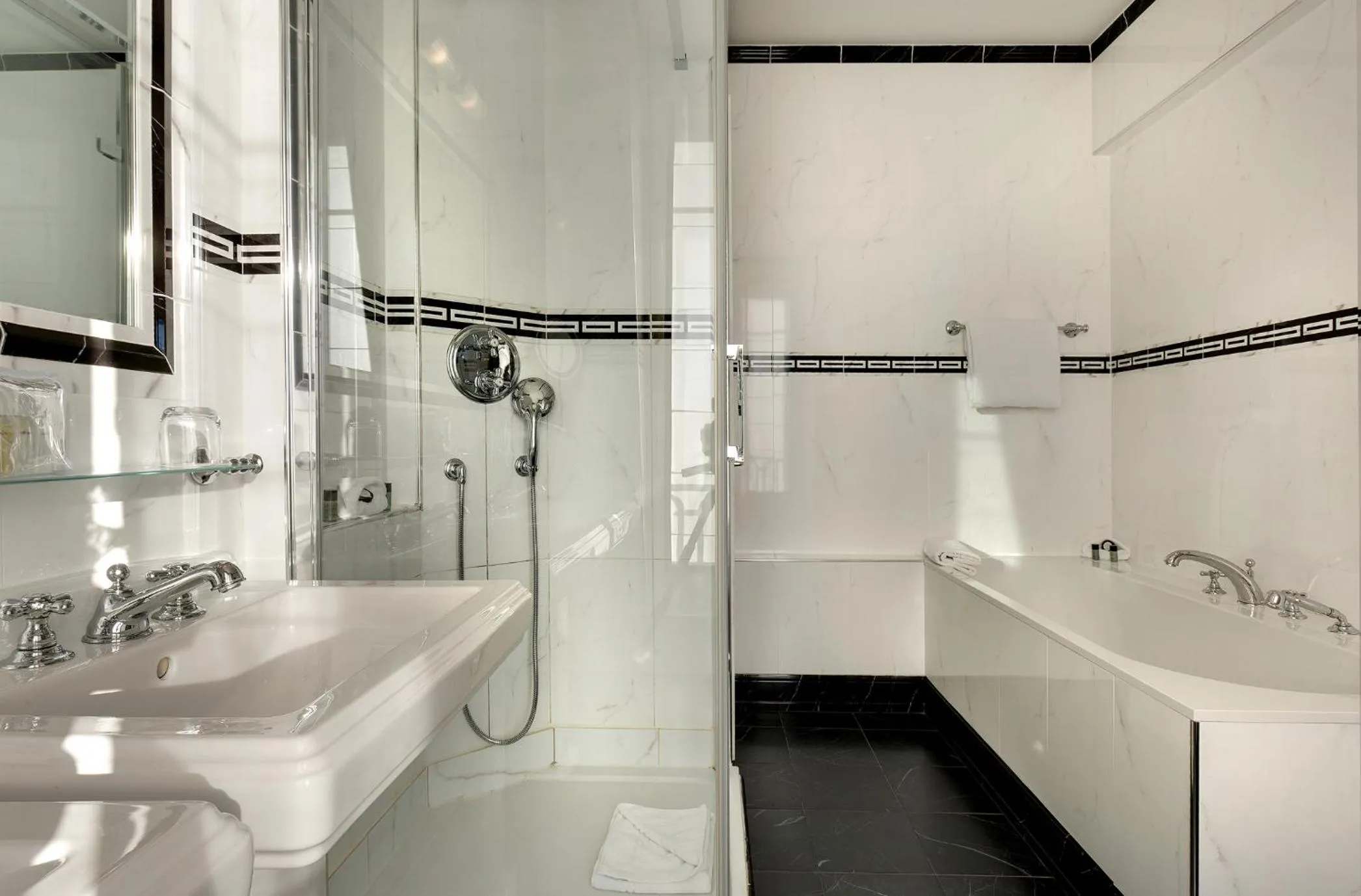 Pavillon Henri IV Hotel Restaurant Gastronomique Terrasse