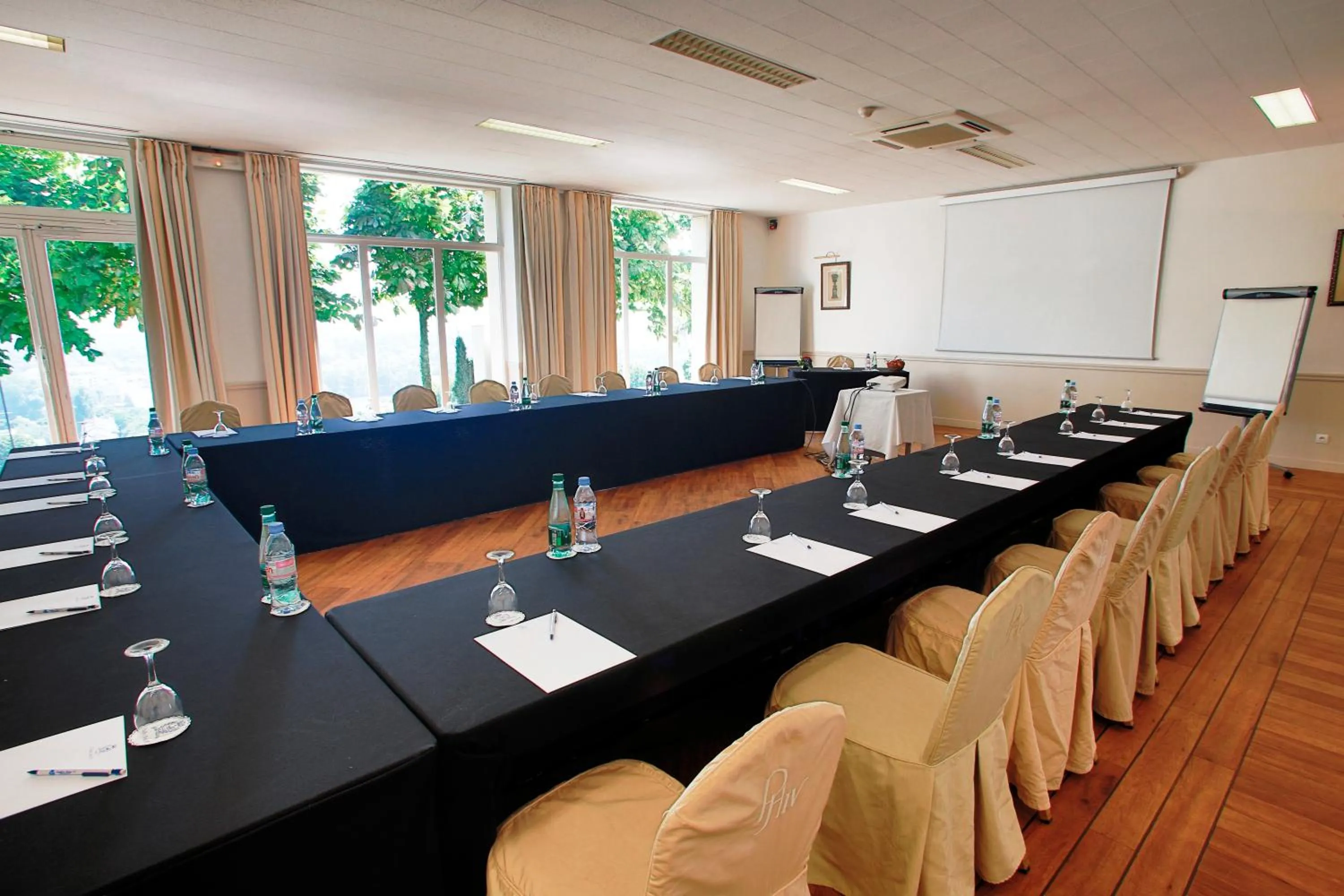 Business facilities in Pavillon Henri IV Hotel Restaurant Gastronomique Terrasse