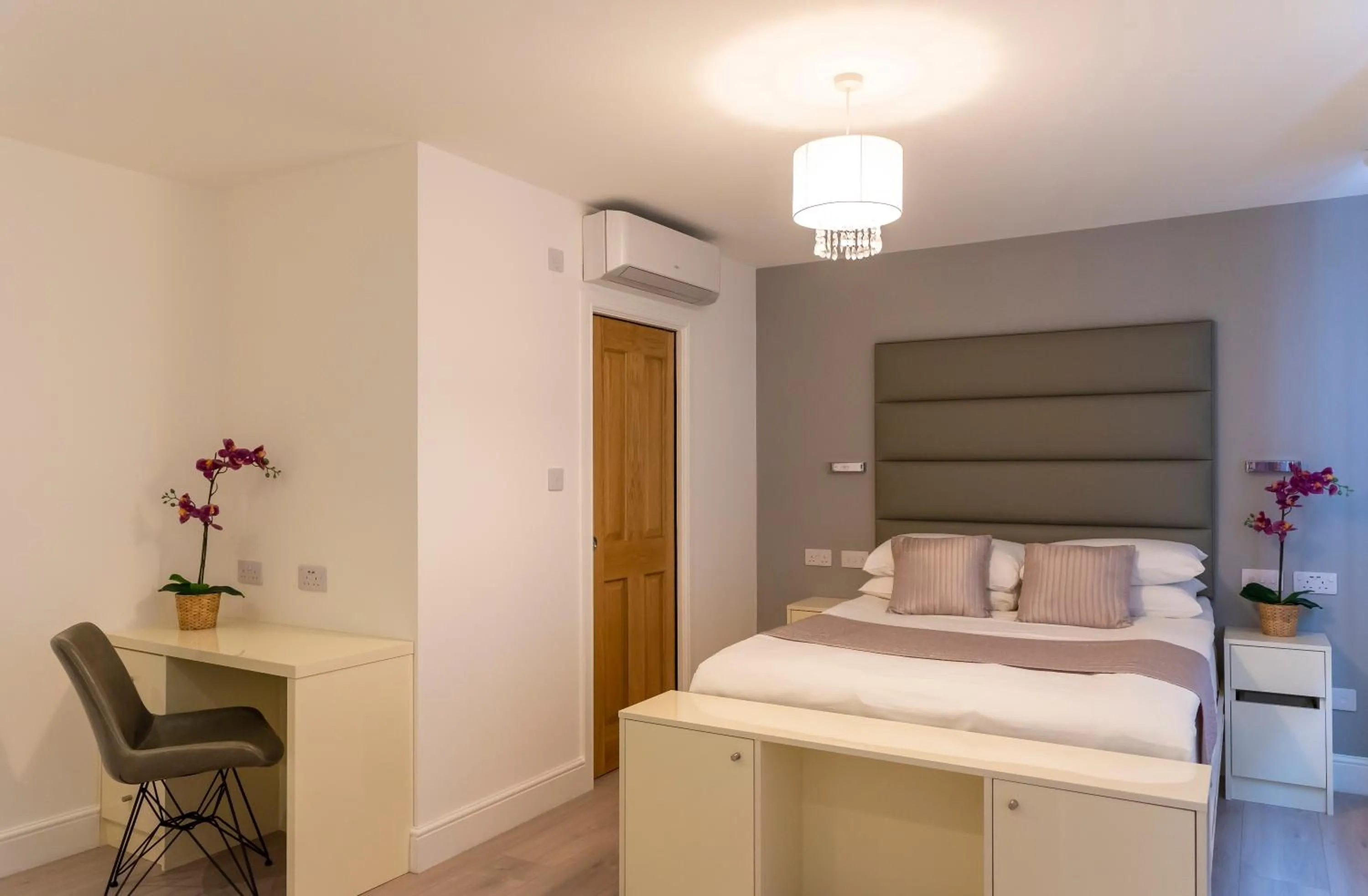 Photo of the whole room, Bed in Messina Studios